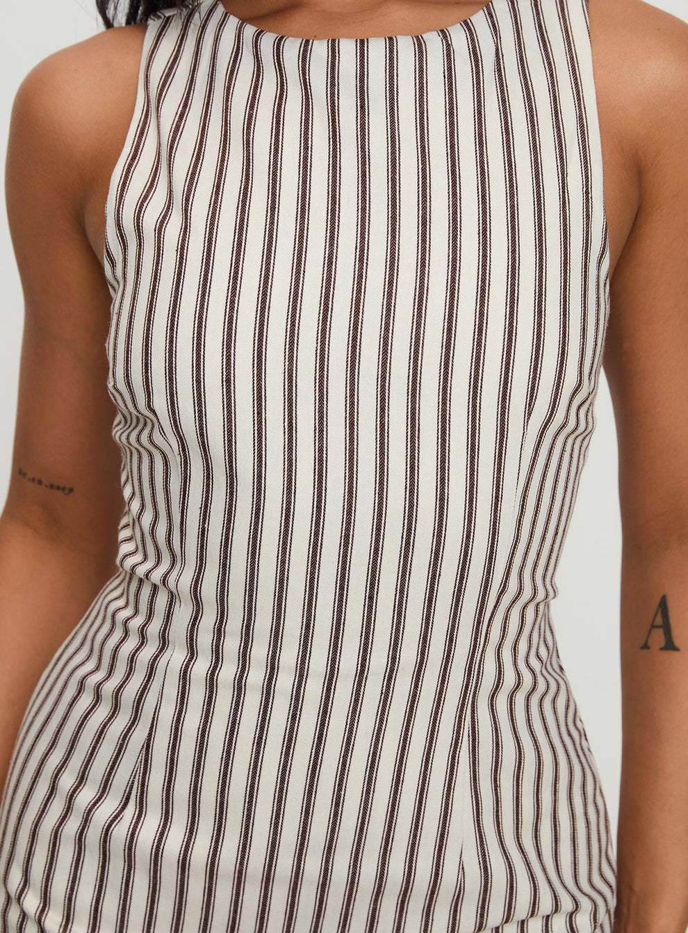 Alexia | Robe Courte Structurée & Attitude Parisienne