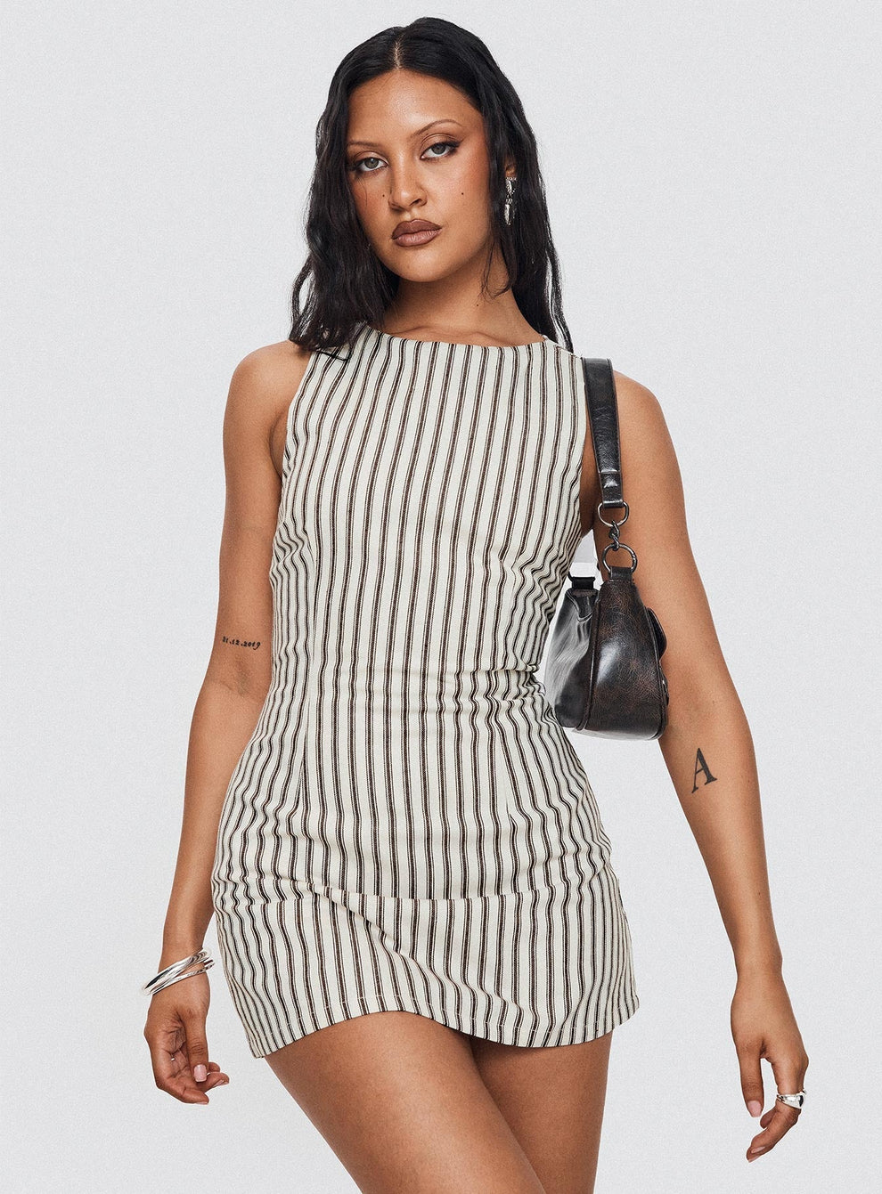 Alexia | Robe Courte Structurée & Attitude Parisienne