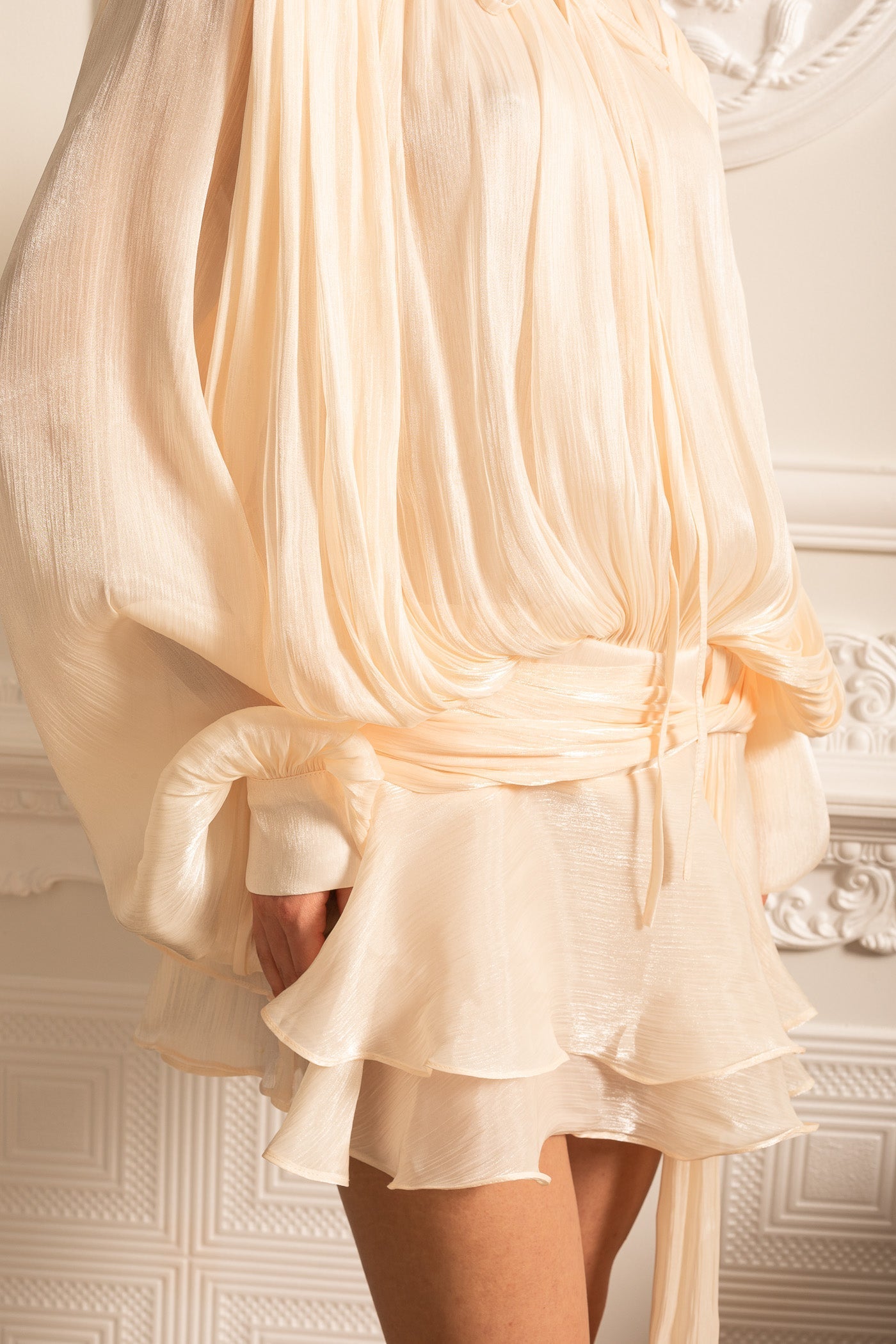 Séraphine | Robe Courte Plissée à Manches Longues
