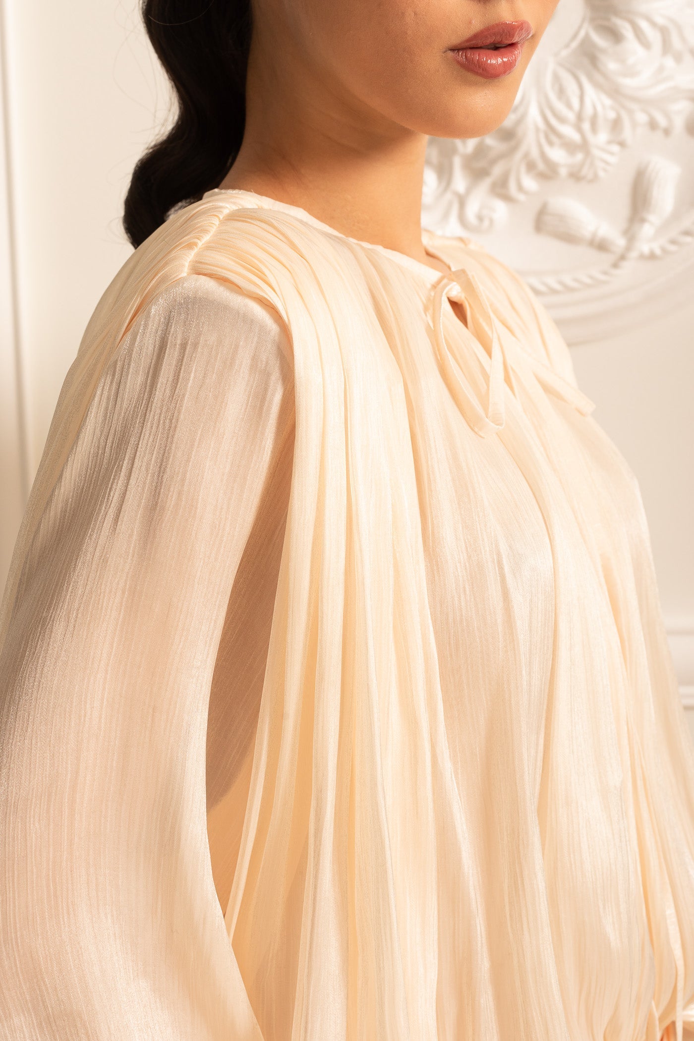 Séraphine | Robe Courte Plissée à Manches Longues