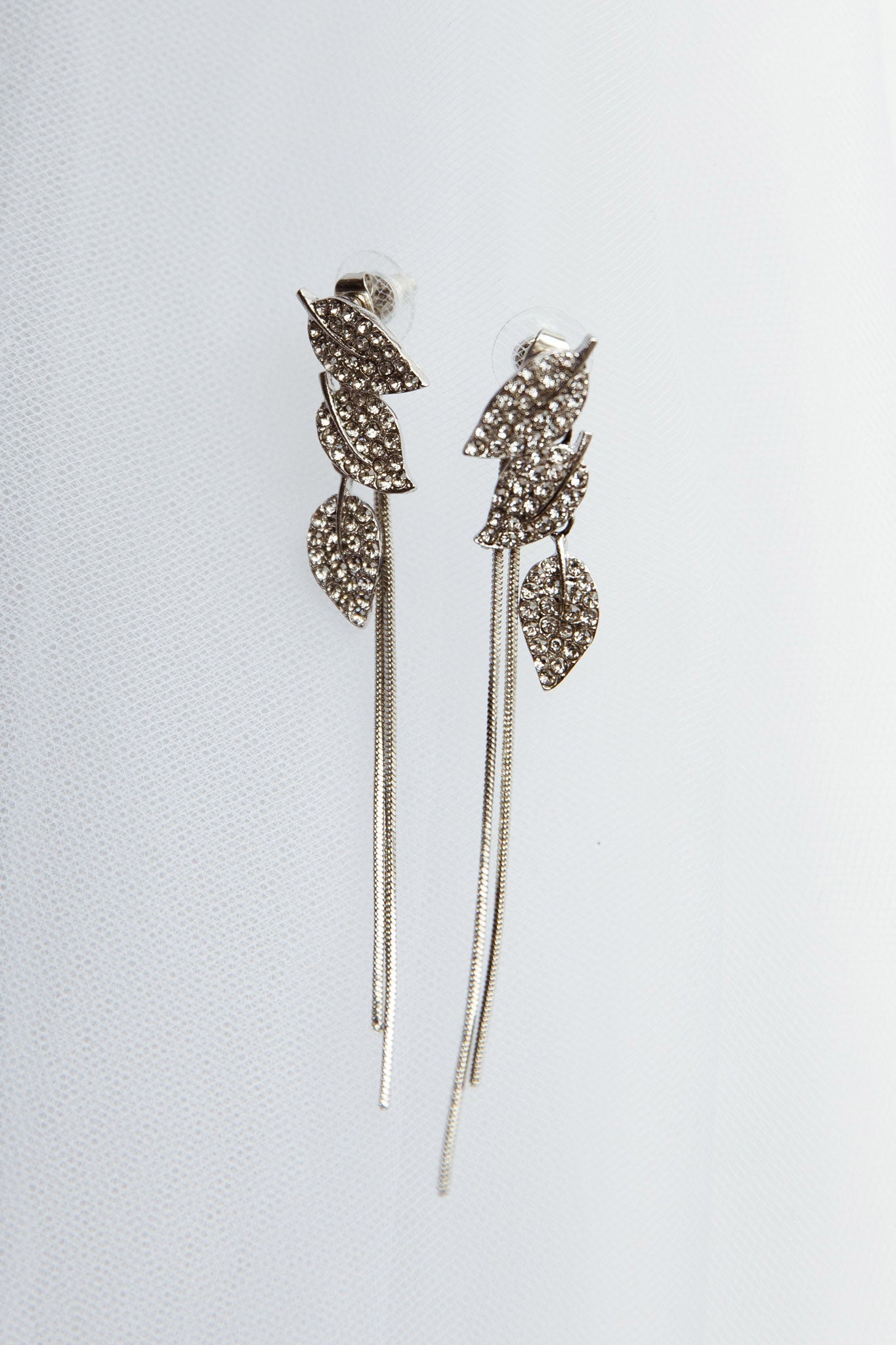 Boucles d'oreilles pendantes en forme de feuilles en zircon argenté