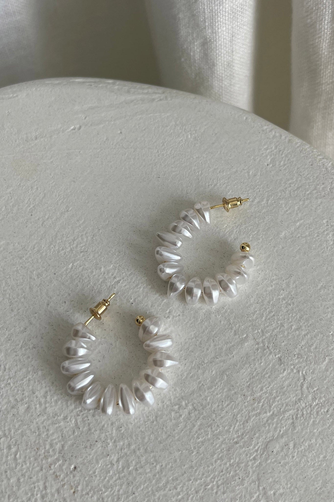 Boucles d'oreilles créoles en perles baroques Ohana en or