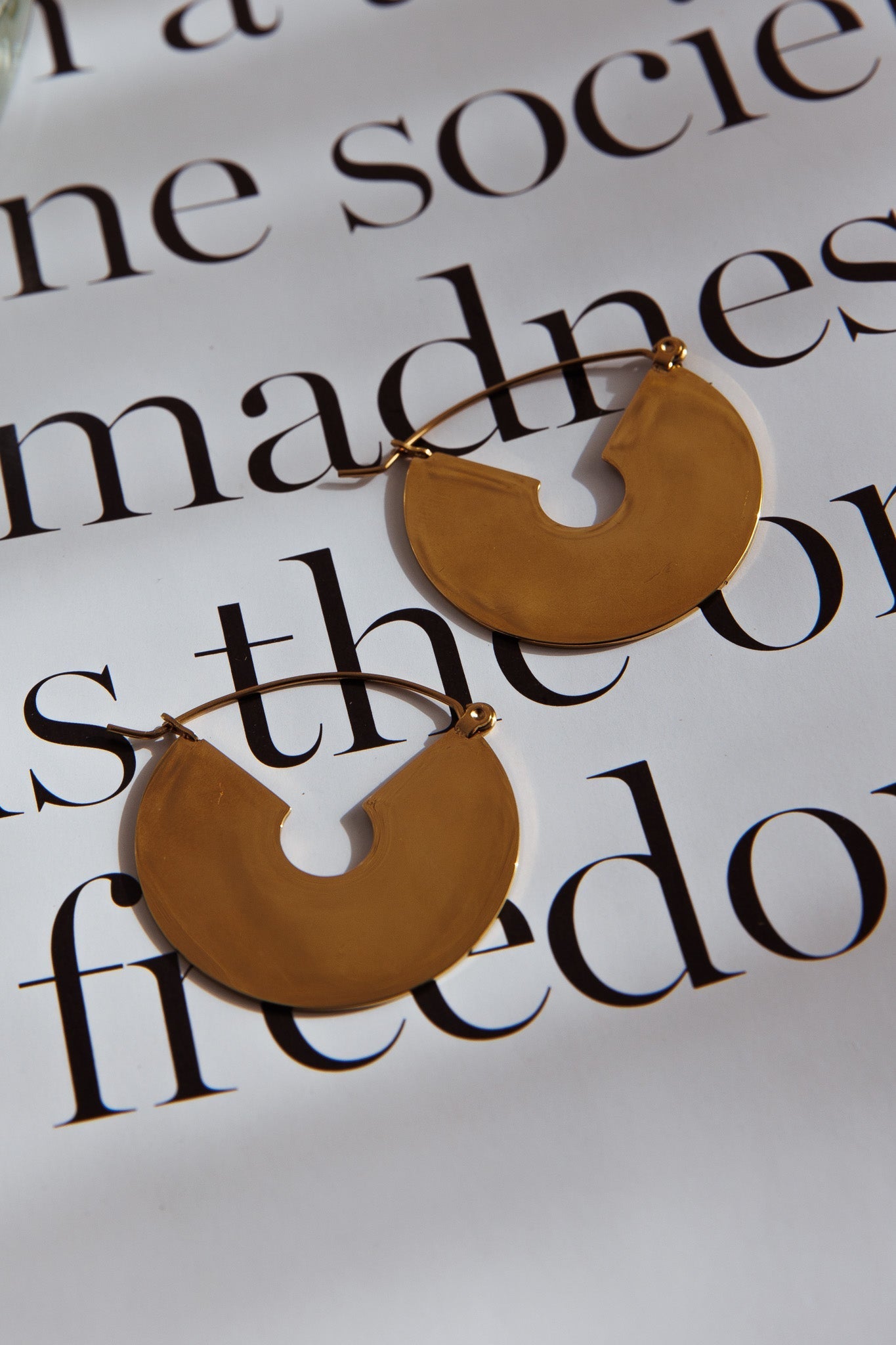 Boucles d'oreilles circulaires plates Faith en or