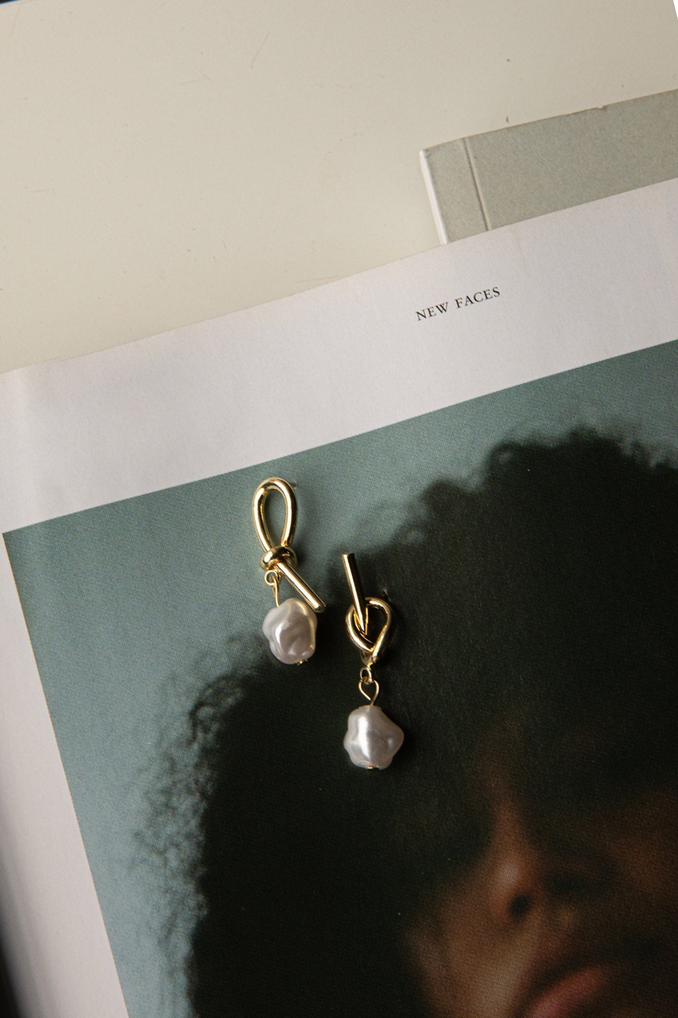 Boucles d'oreilles goutte d'Ariel perle dorée