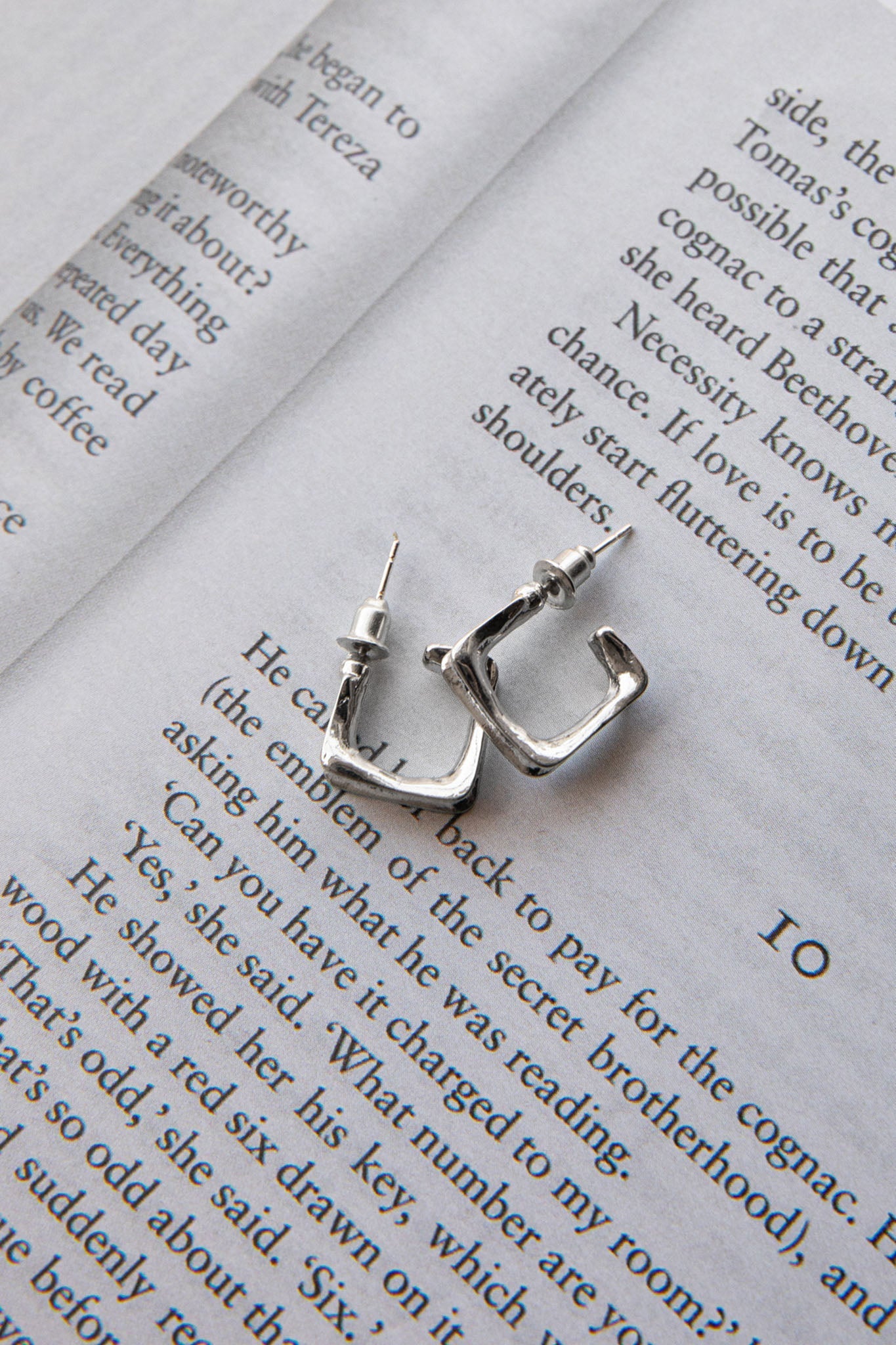 Boucles d'oreilles créoles ouvertes Isis en argent