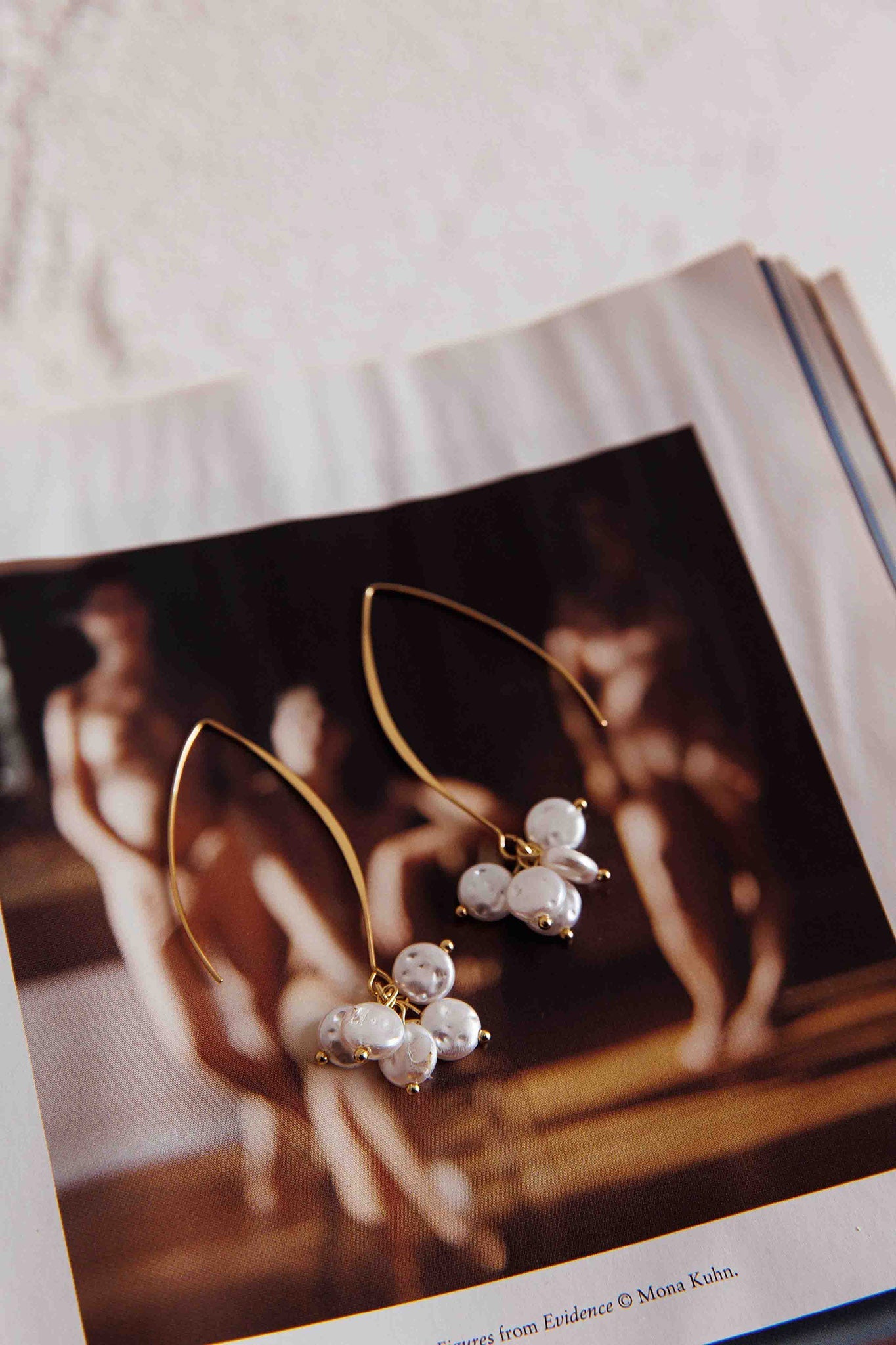 Boucles d'oreilles longues en crochets avec accents en perles dorées