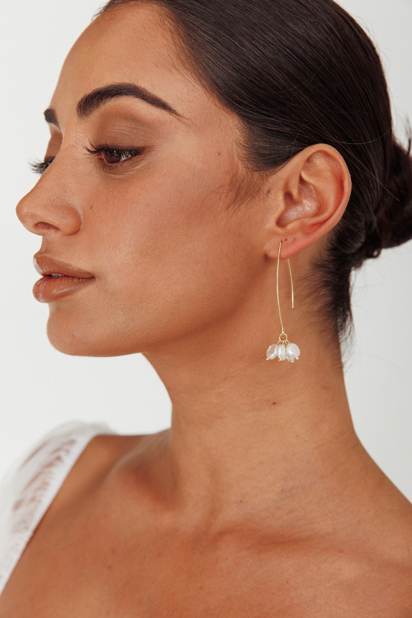 Boucles d'oreilles longues en crochets avec accents en perles dorées