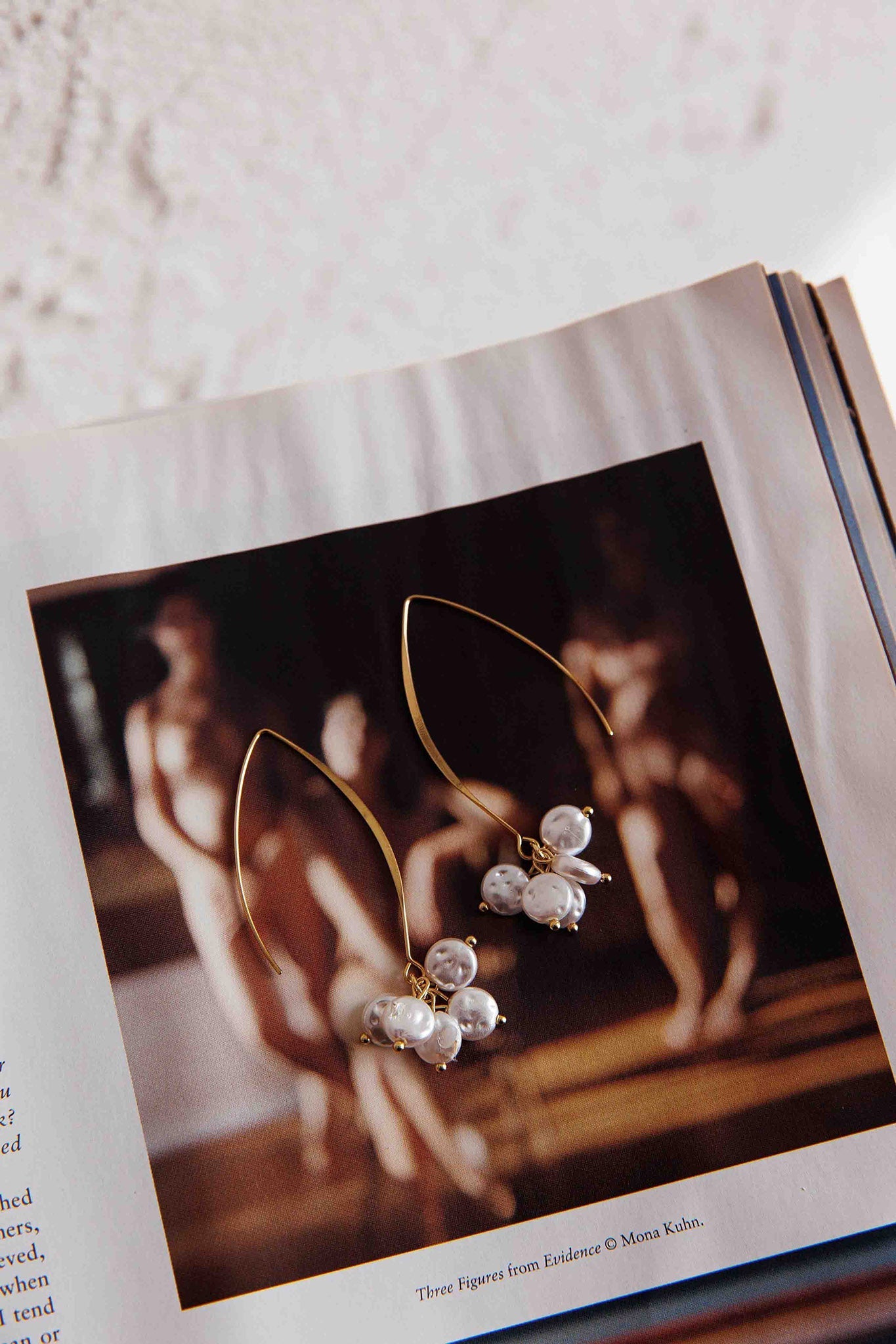 Boucles d'oreilles longues en crochets avec accents en perles dorées