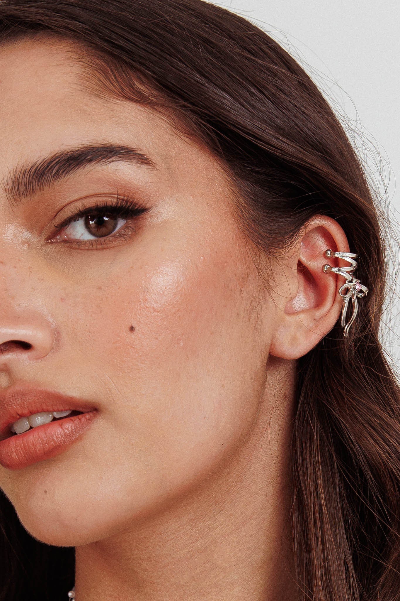 Bracelet d'oreille en strass avec nœud argenté