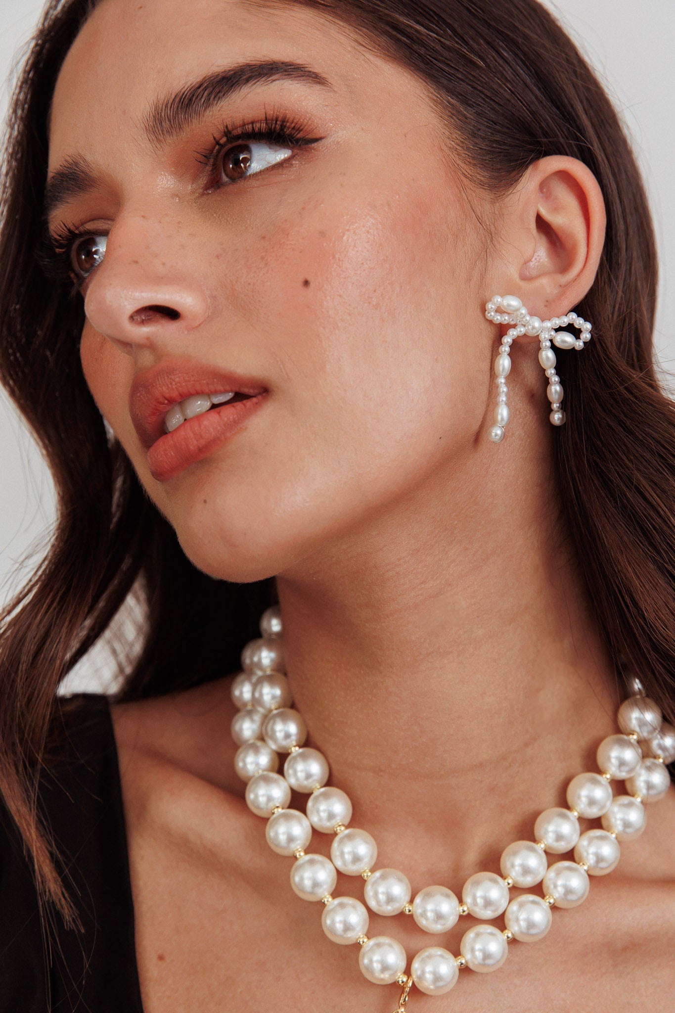 Boucles d'oreilles puces Anita avec nœud en perles