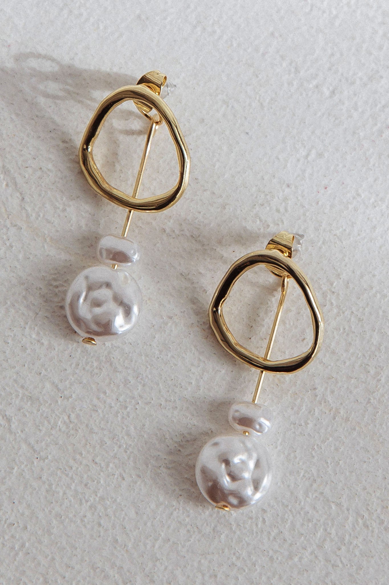 Boucles d'oreilles pendantes Amelie en perles dorées
