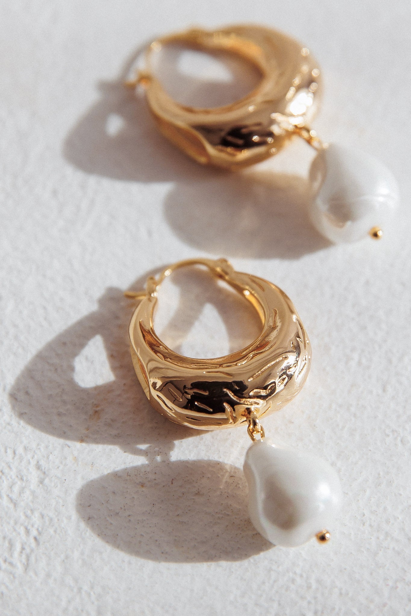 Boucles d'oreilles goutte en perles de sérotonine en or