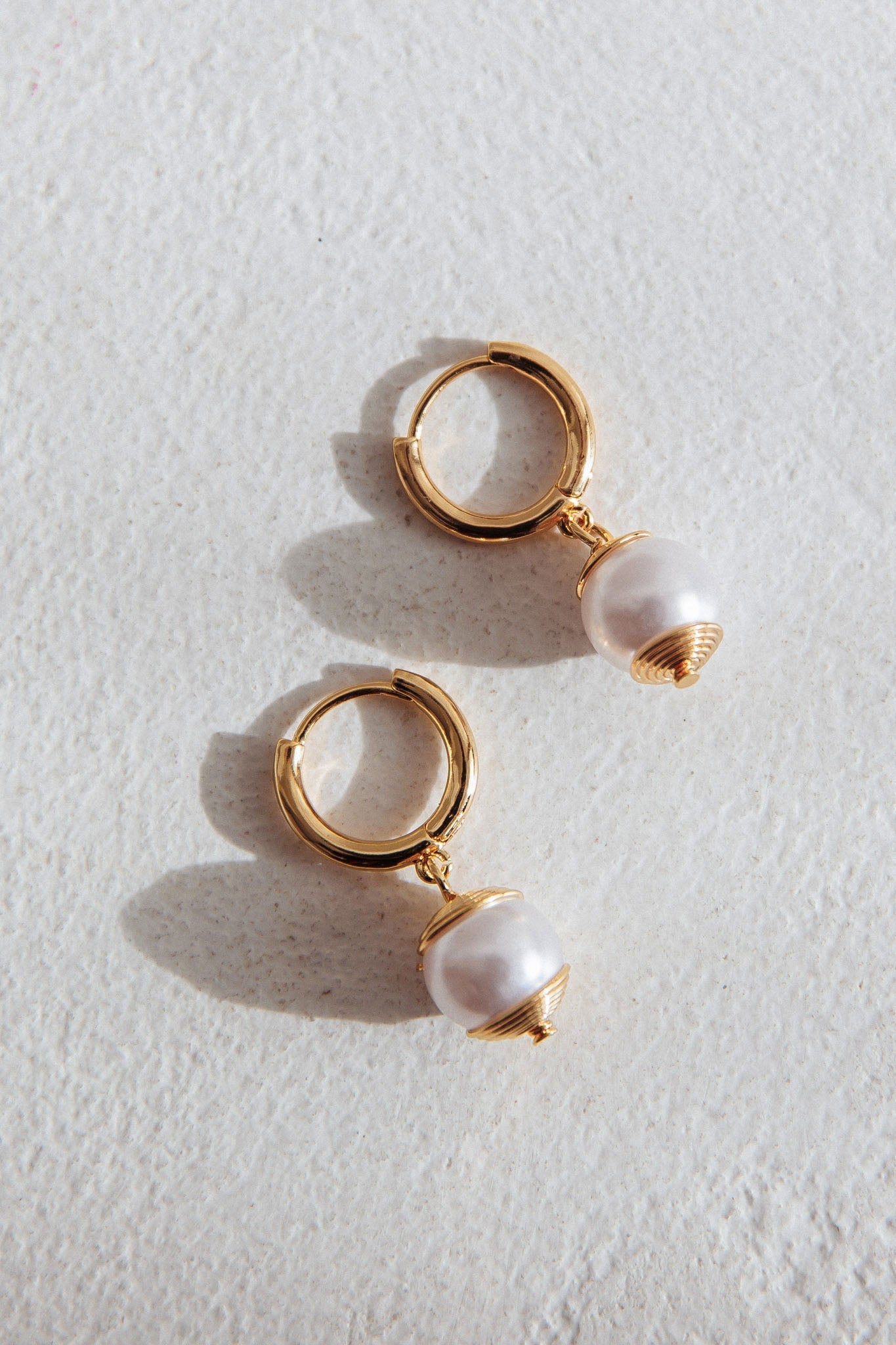 Boucles d'oreilles goutte en perles d'ébène dorées