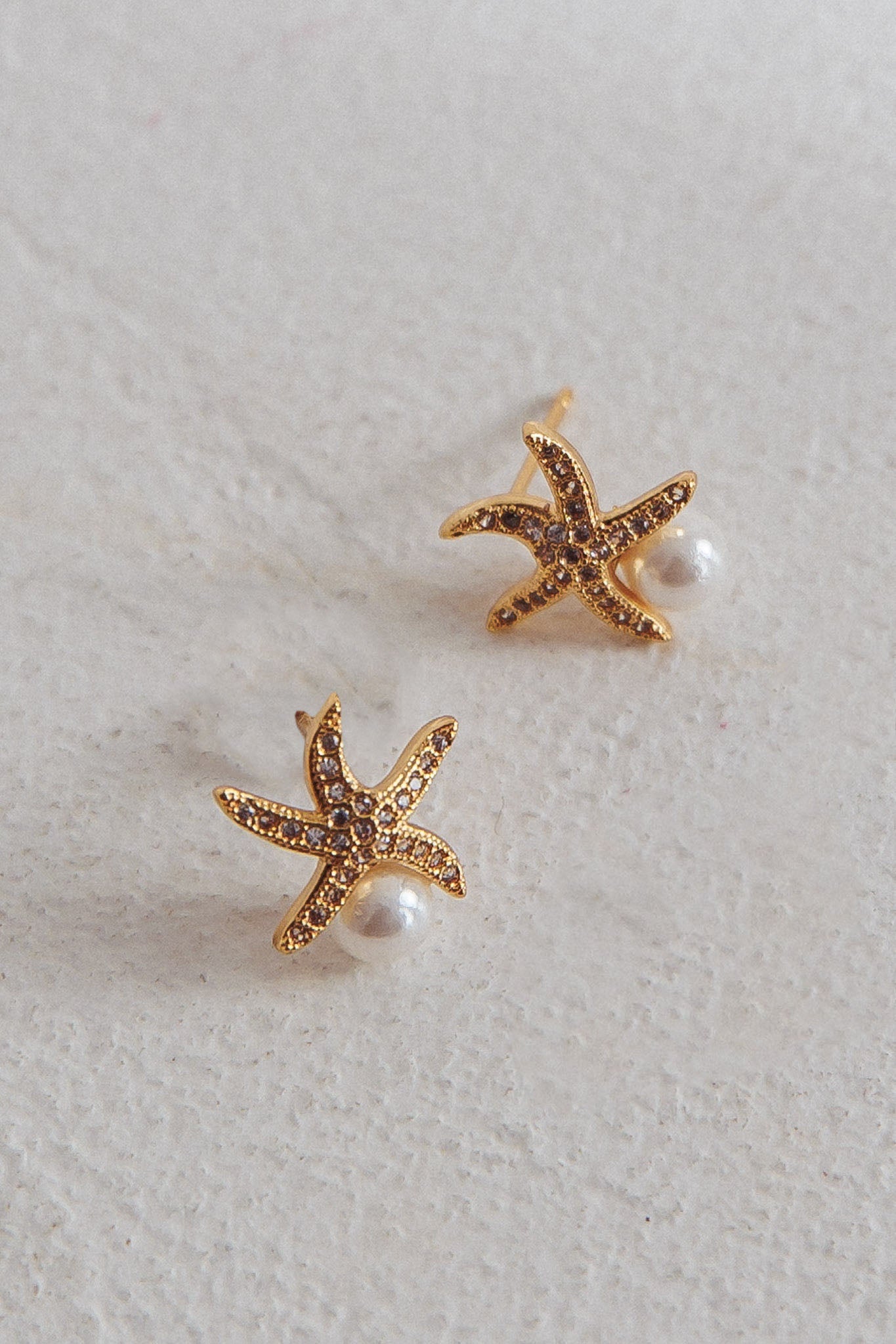 Boucles d'oreilles Étoile de Mer Éthérée avec Perle en Stud Or