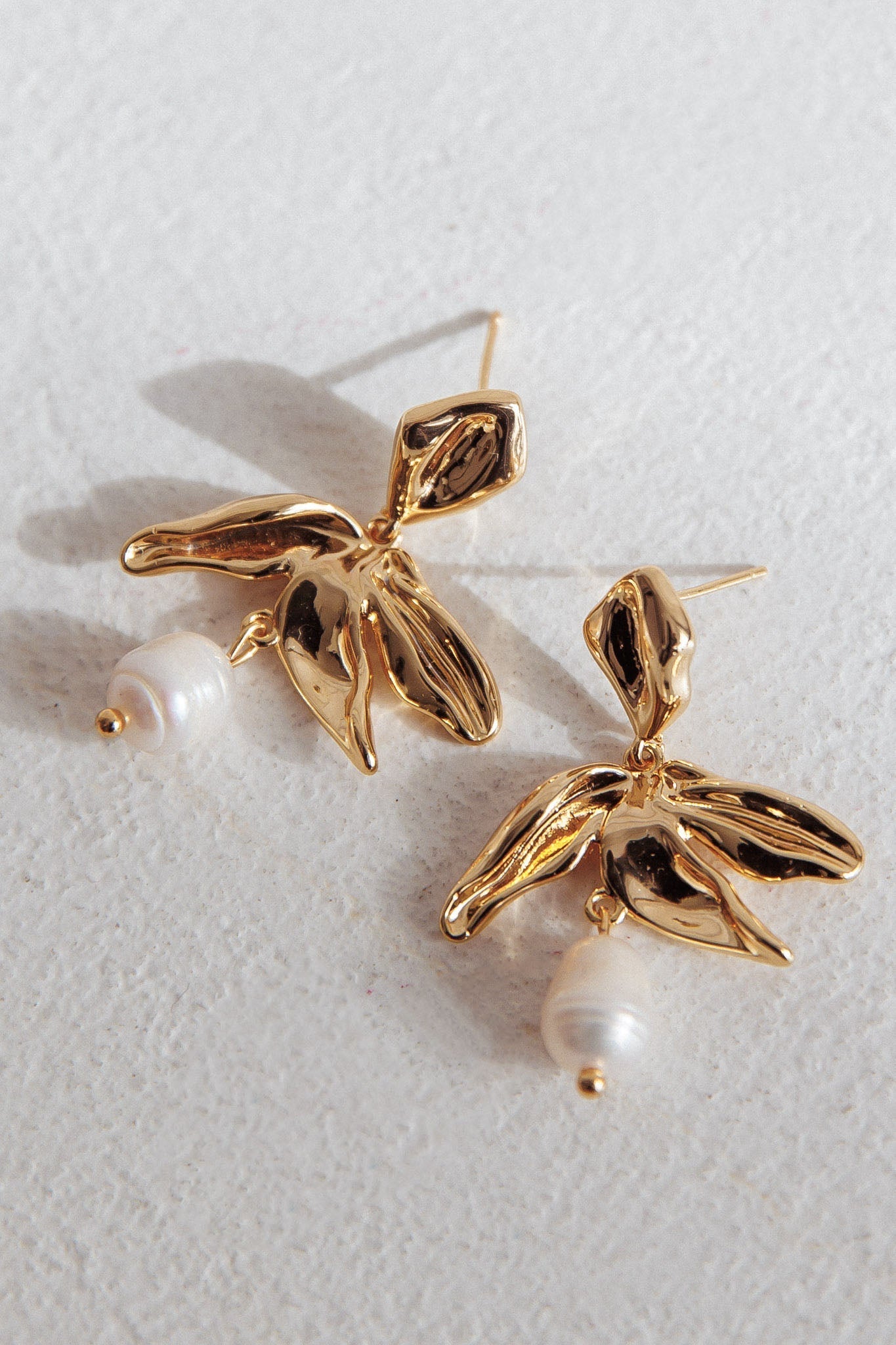 Boucles d'oreilles Lucie en forme de fleur avec perle en or
