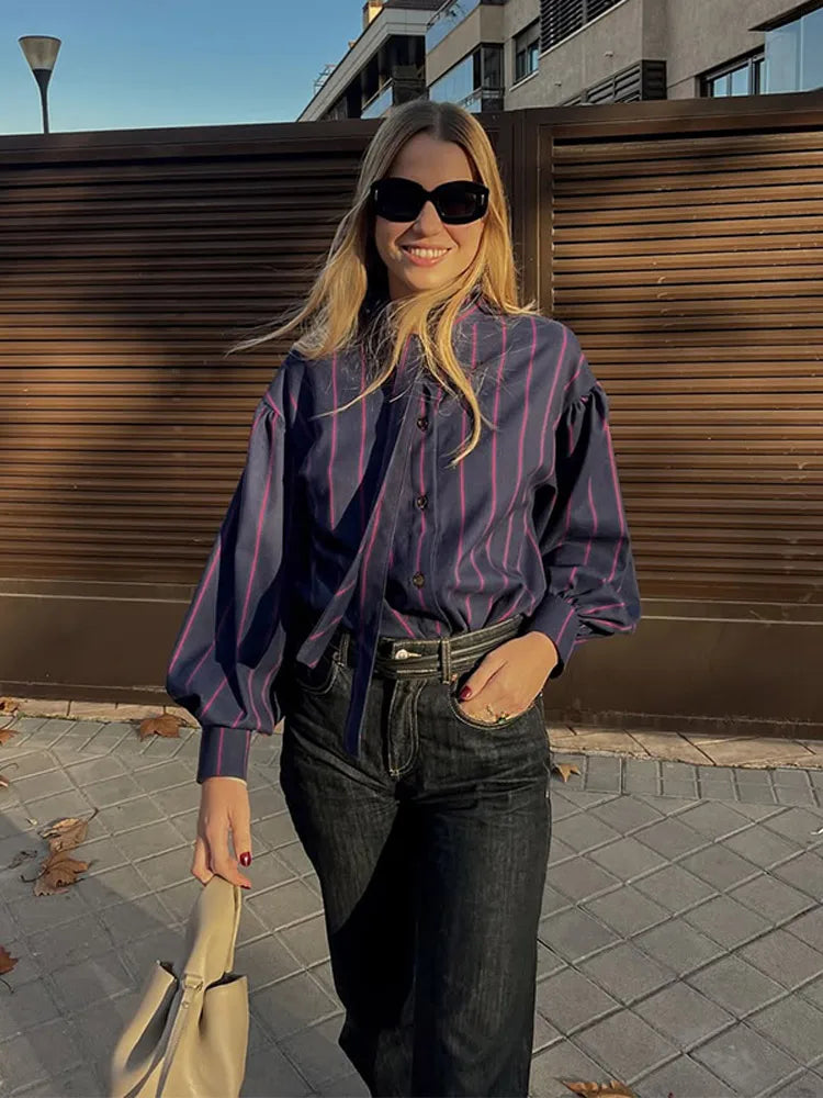 Élise | Chemise Rayée à Nœud et Col Montant