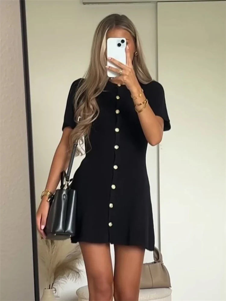 Kaia| Robe Pull Cintrée & Détails Boutonnés