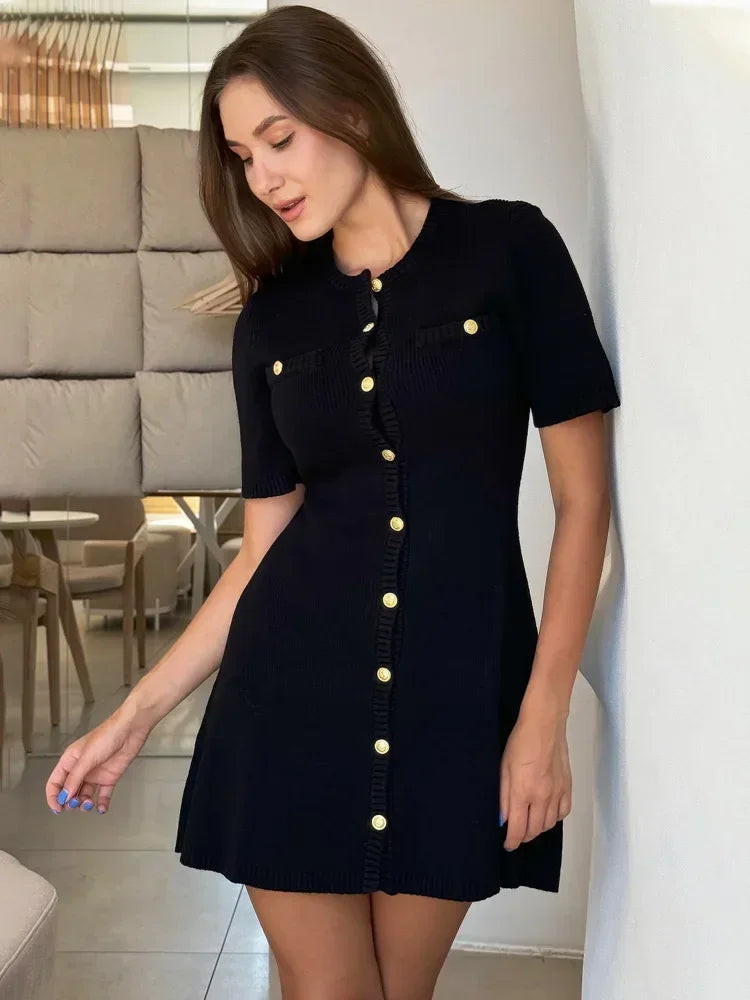 Kaia| Robe Pull Cintrée & Détails Boutonnés