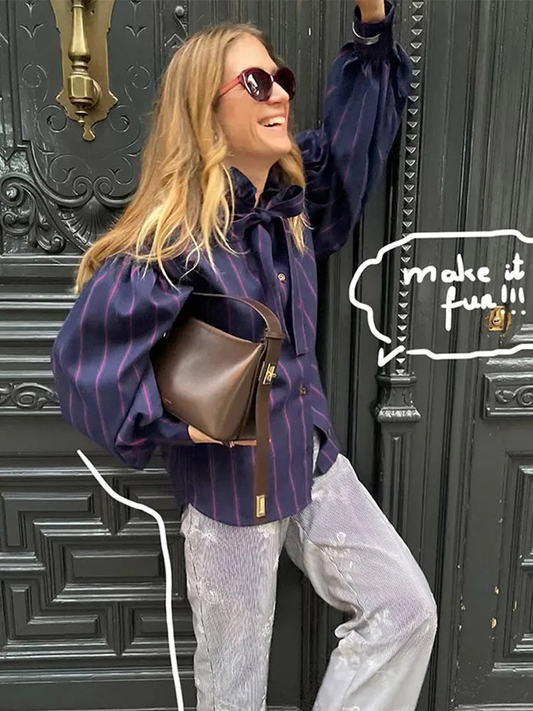 Élise | Chemise Rayée à Nœud et Col Montant