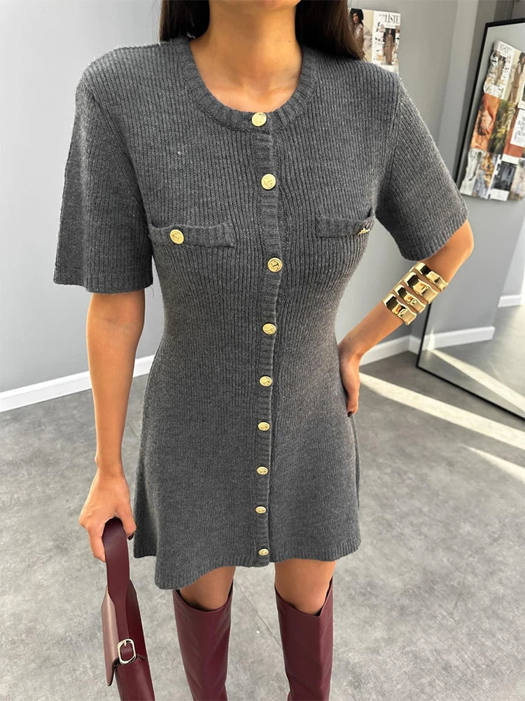 Kaia| Robe Pull Cintrée & Détails Boutonnés