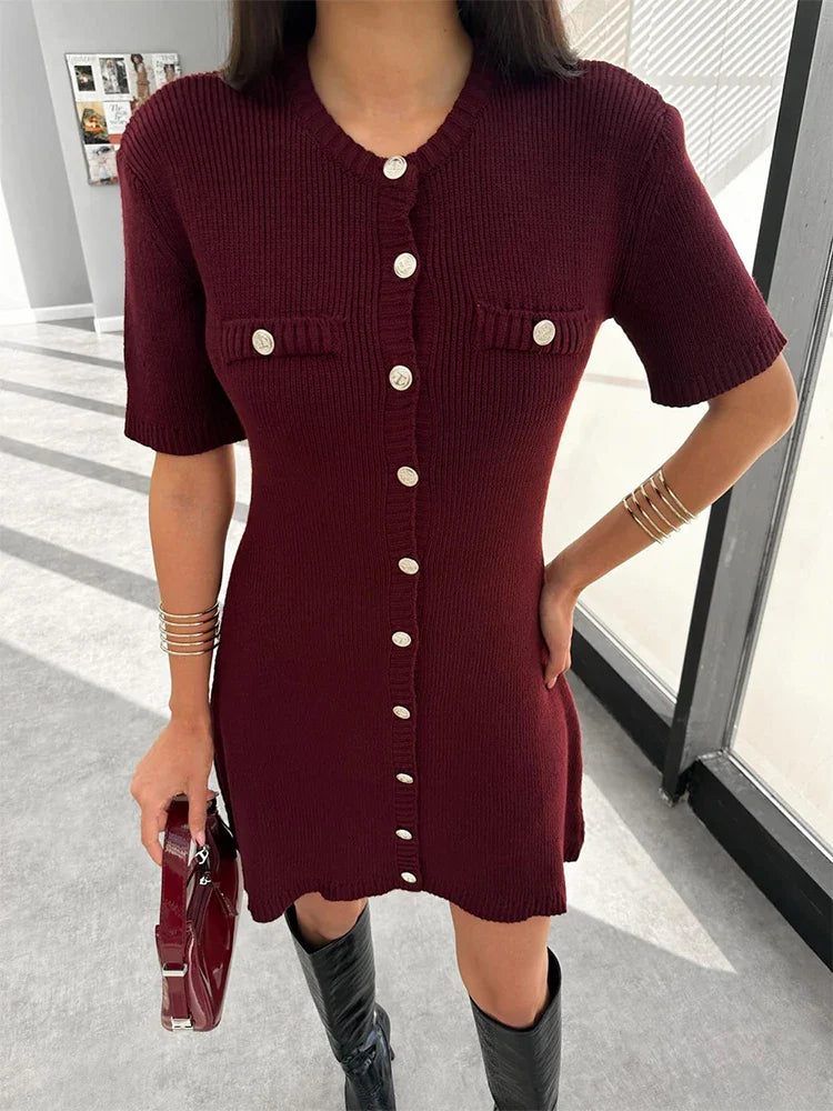Kaia| Robe Pull Cintrée & Détails Boutonnés