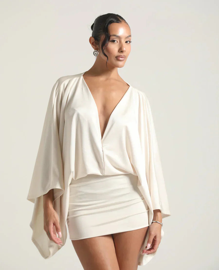 Dalíah | Robe Mini Satinée & Décolleté Profond
