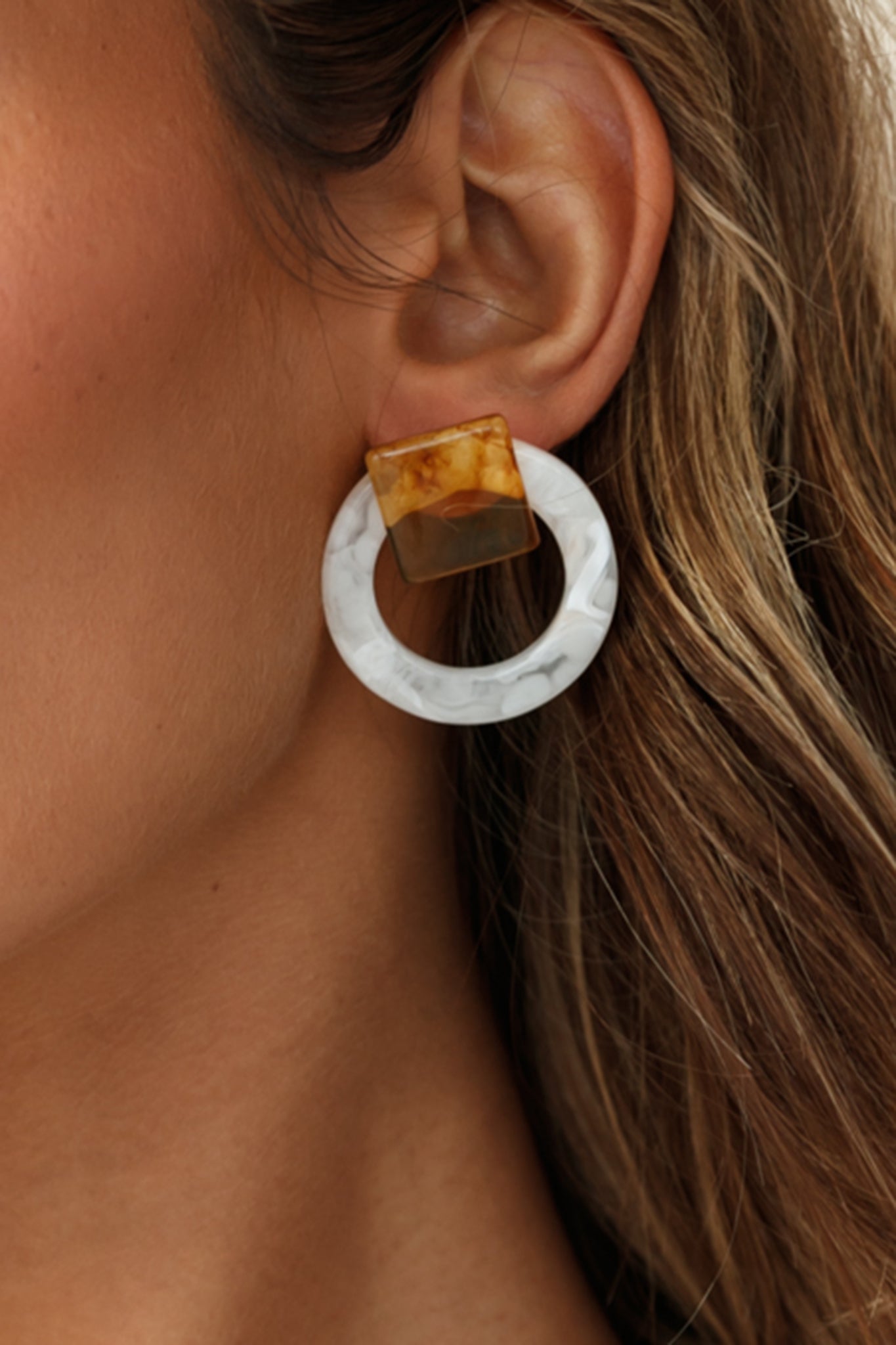 Boucles d'oreilles carrées et circulaires marbrées beige
