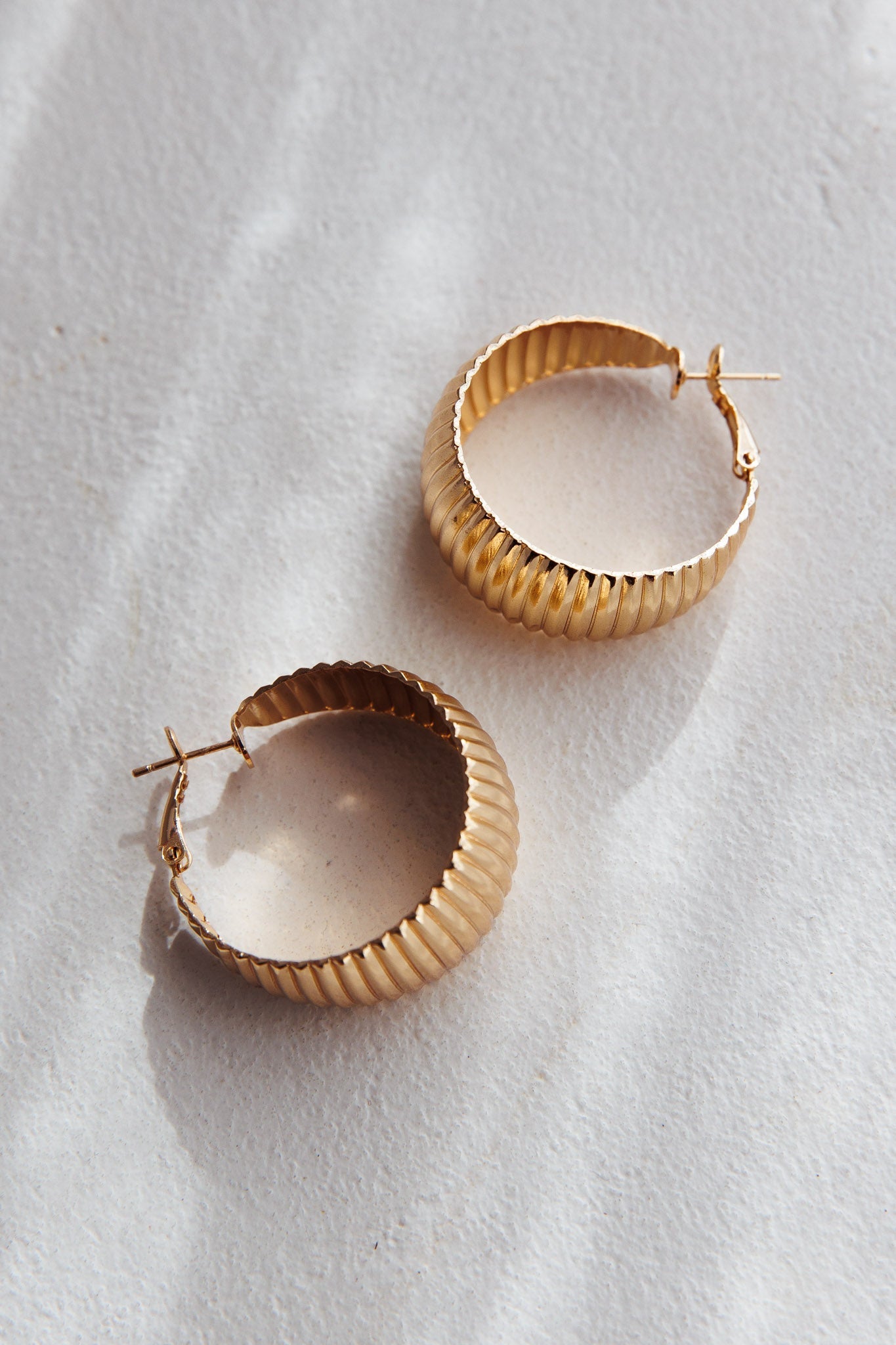 Boucles d'oreilles créoles ribbed Laureen en or