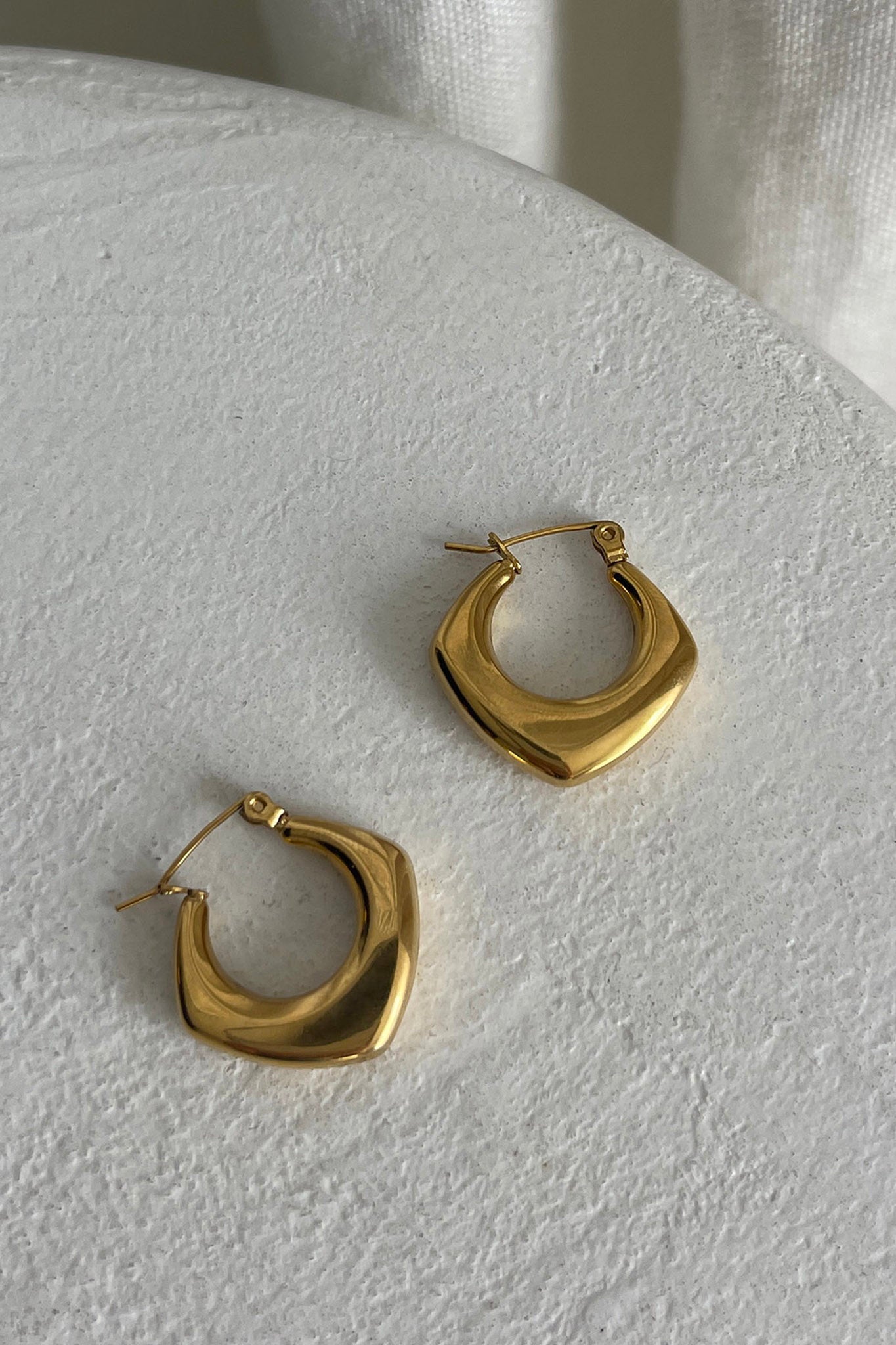 Boucles d'oreilles Huggie Géométriques Tilly Or