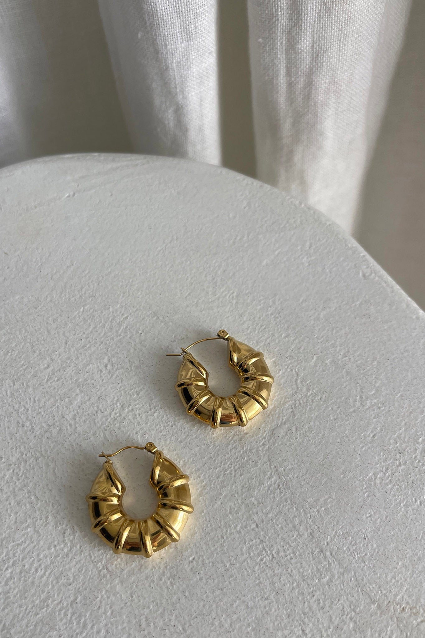 Boucles d'oreilles créoles chunky côtelées Hillary Or