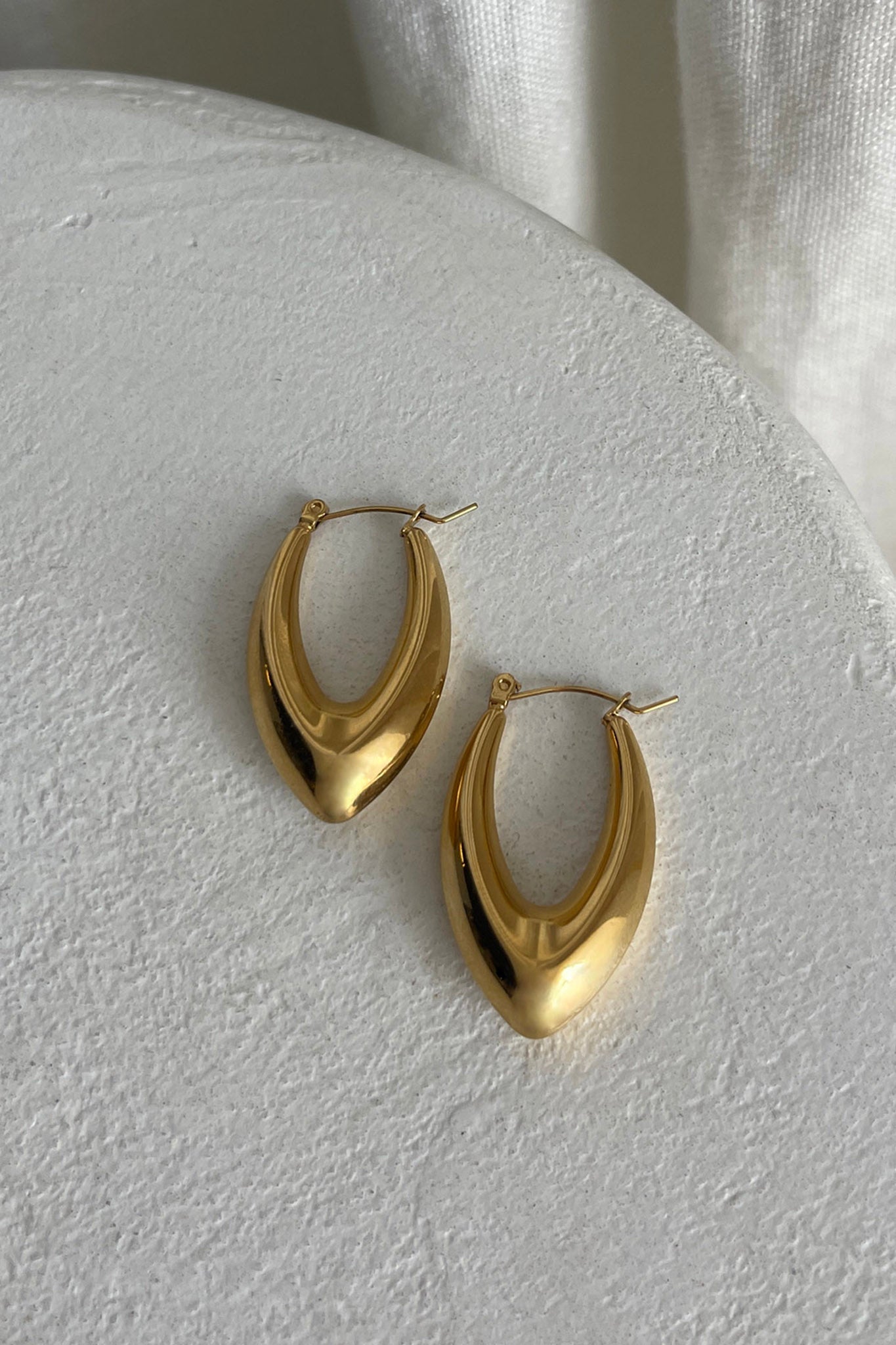 Boucles d'oreilles Huggie Oval Sun Drop en or