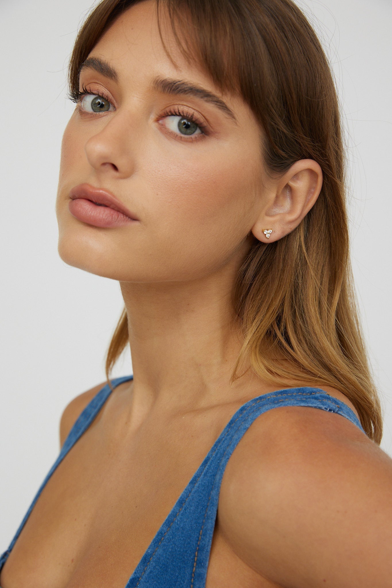 Boucles d'oreilles puces Trinity en zirconium doré