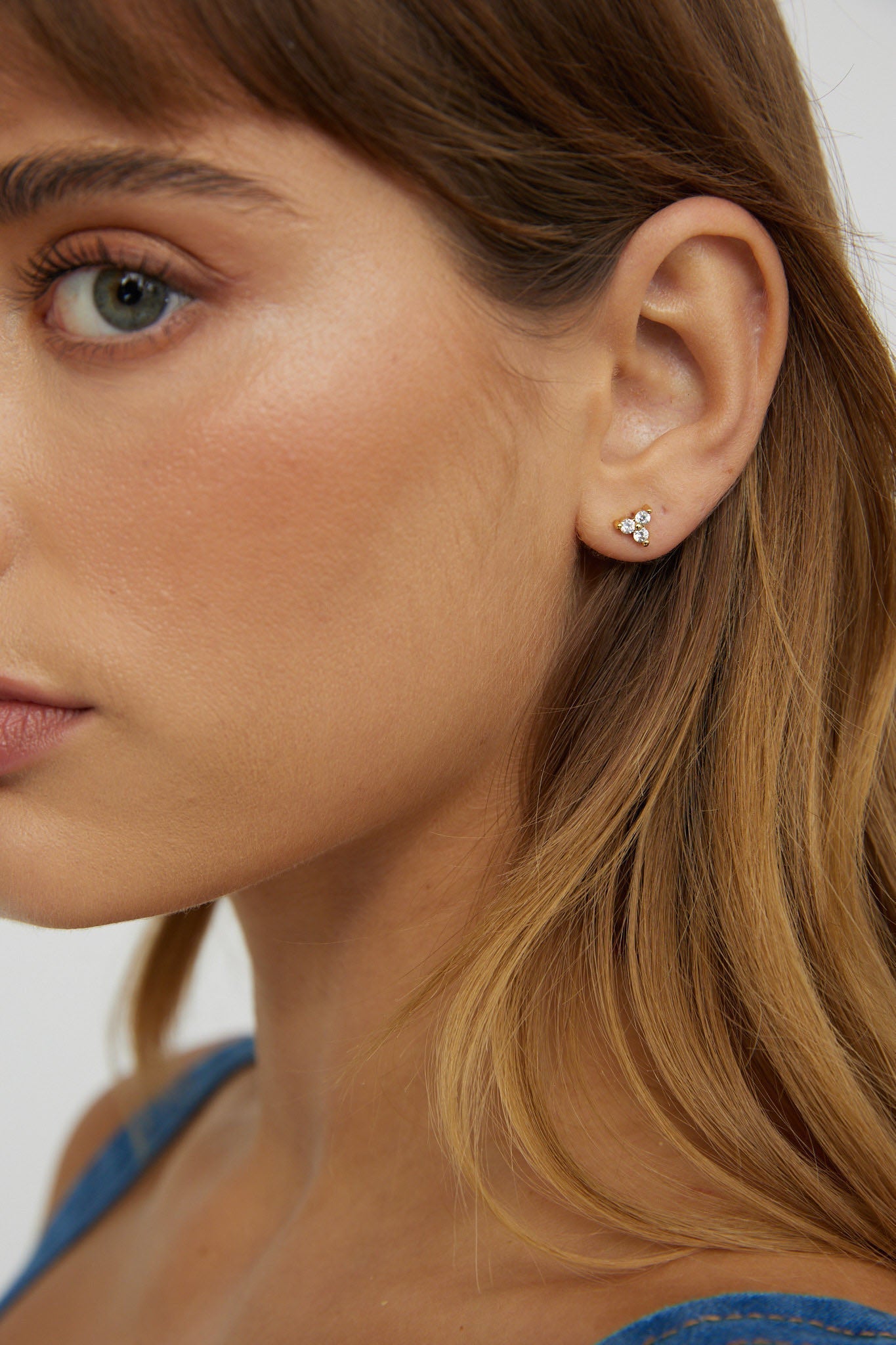Boucles d'oreilles puces Trinity en zirconium doré