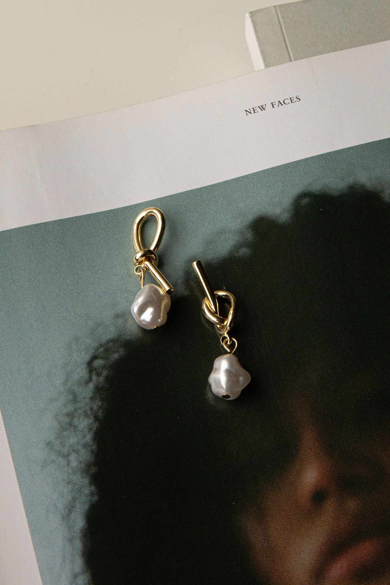 Boucles d'oreilles goutte d'Ariel perle dorée