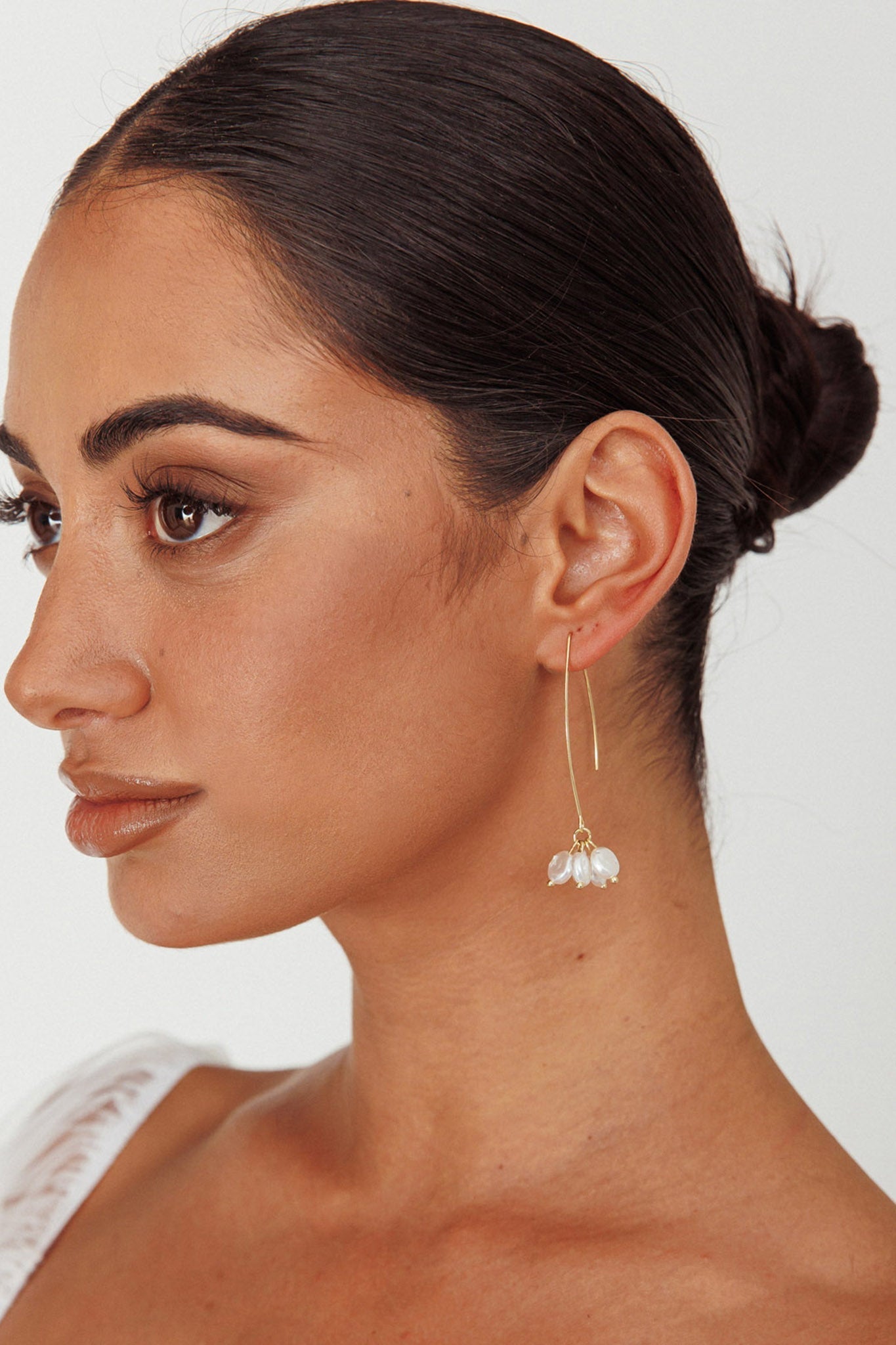 Boucles d'oreilles longues en crochets avec accents en perles dorées