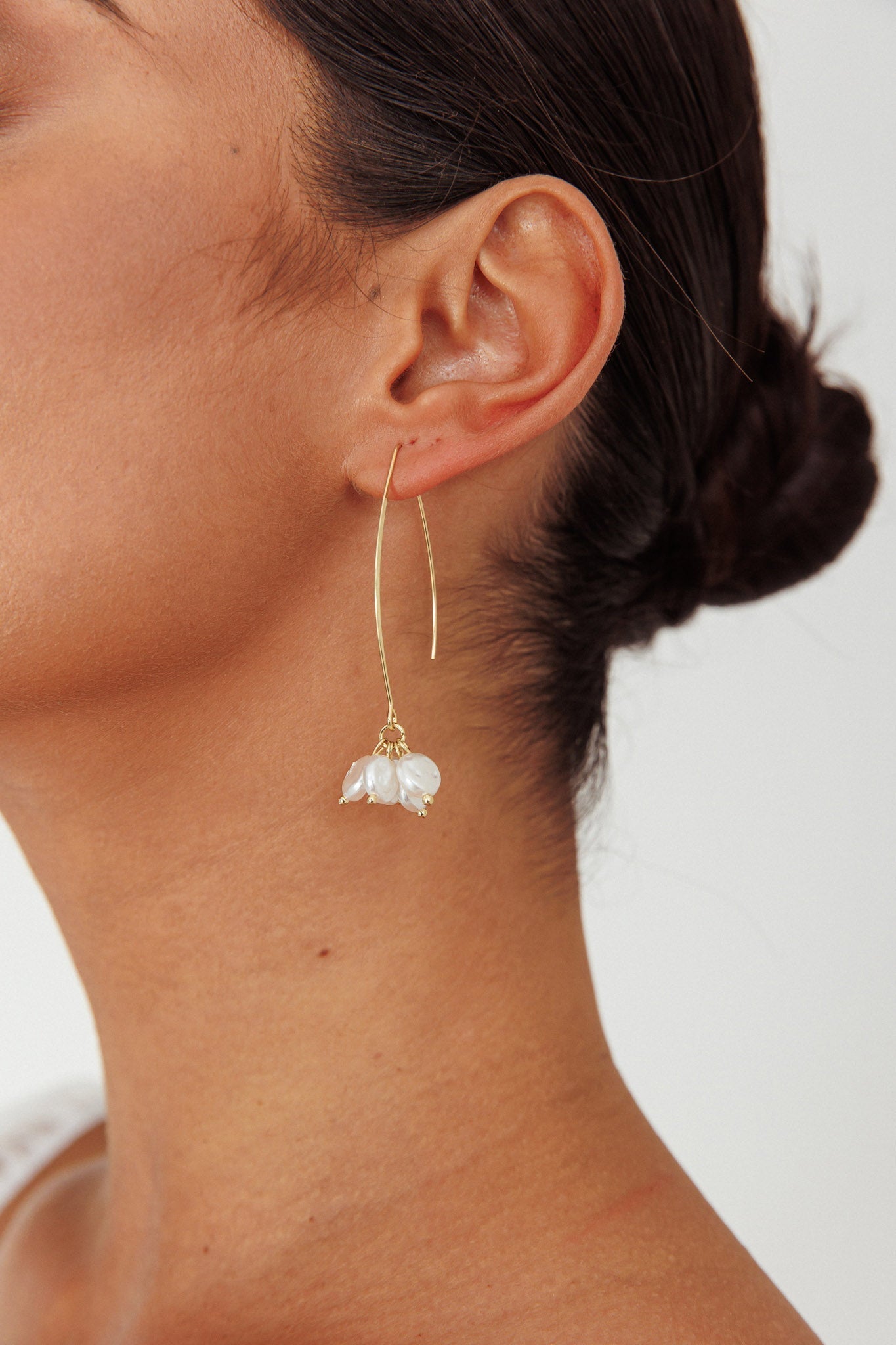 Boucles d'oreilles longues en crochets avec accents en perles dorées