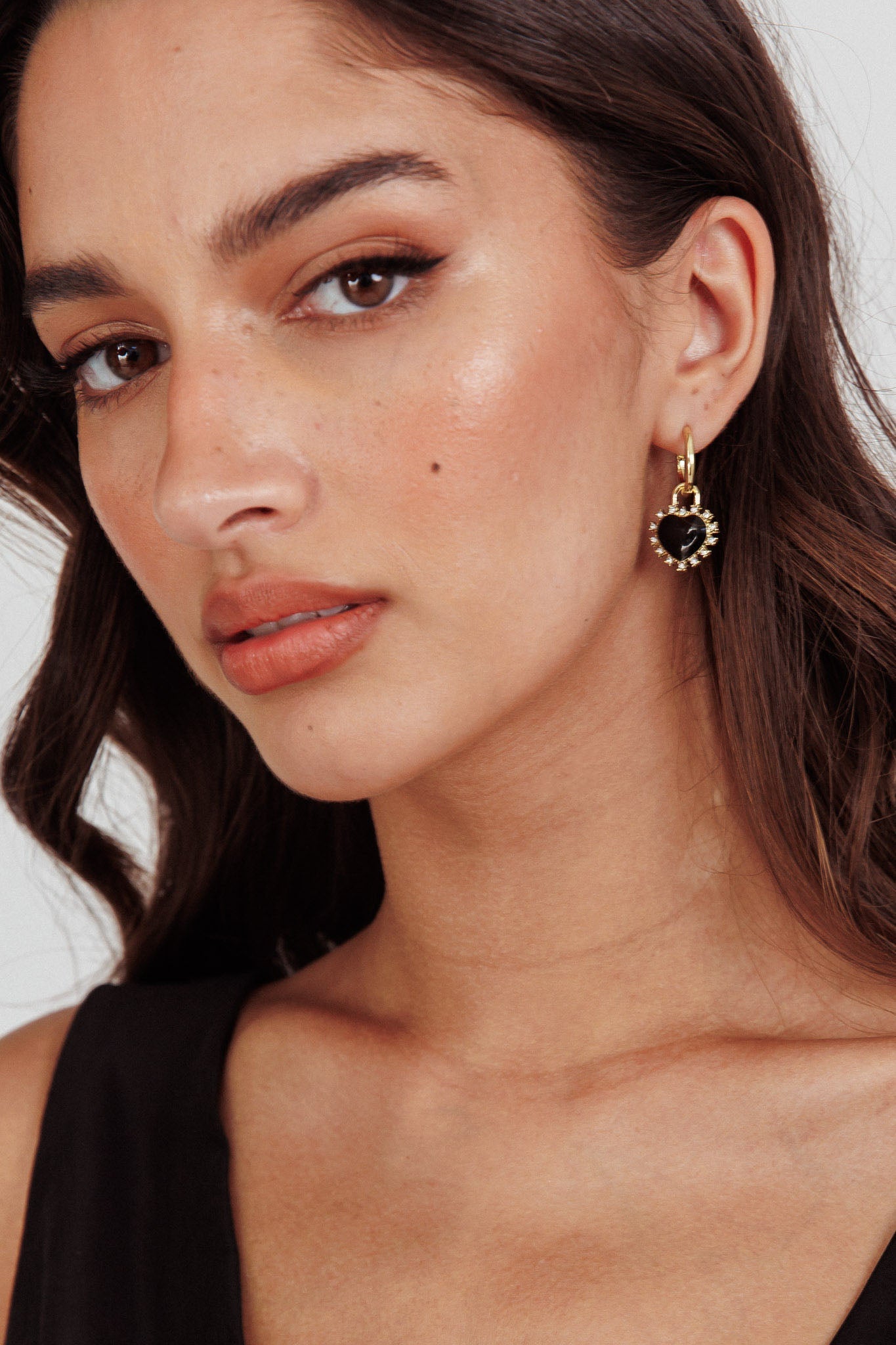 Boucles d'oreilles en émail cœur amoureux avec strass en or
