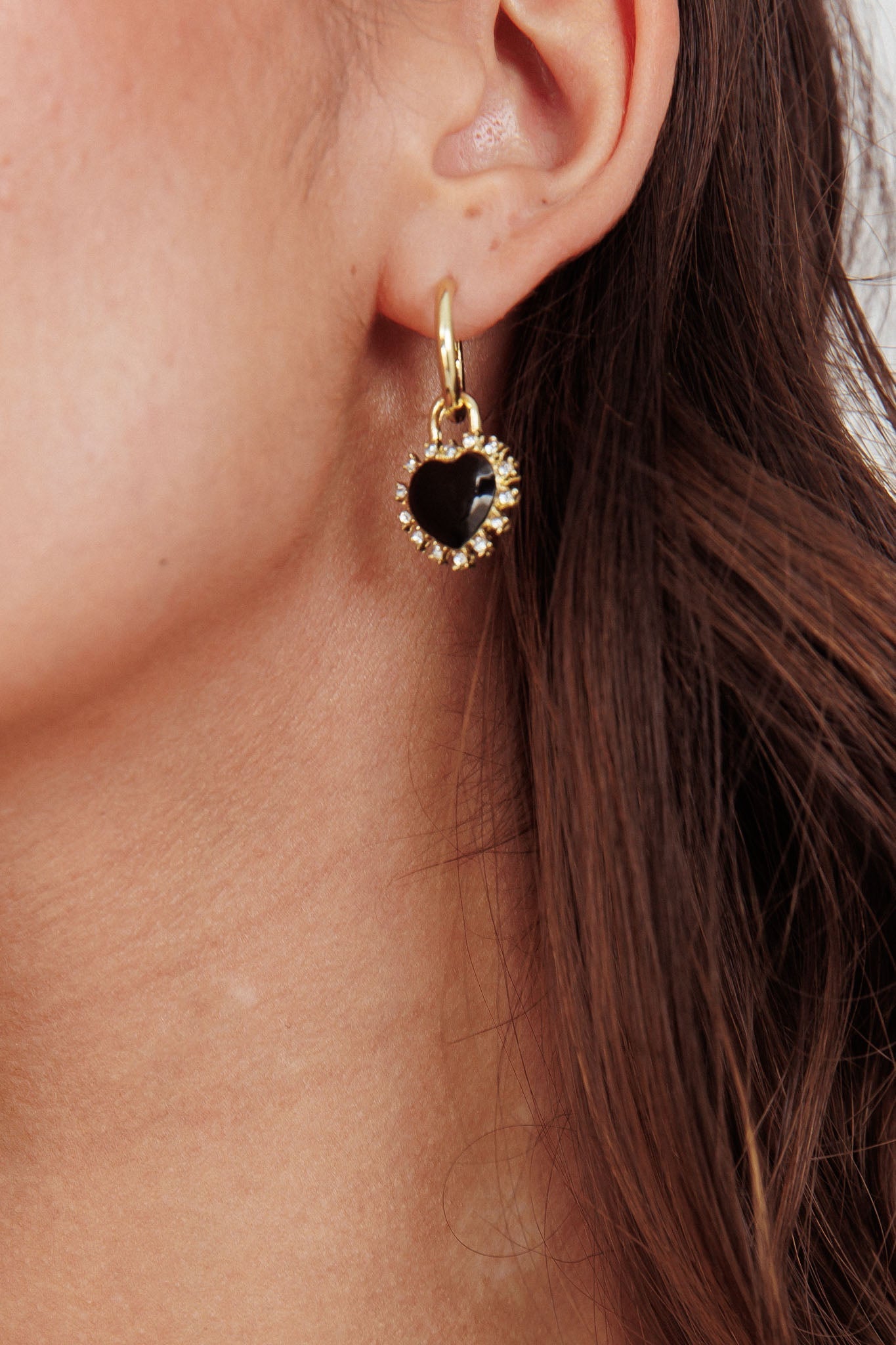 Boucles d'oreilles en émail cœur amoureux avec strass en or
