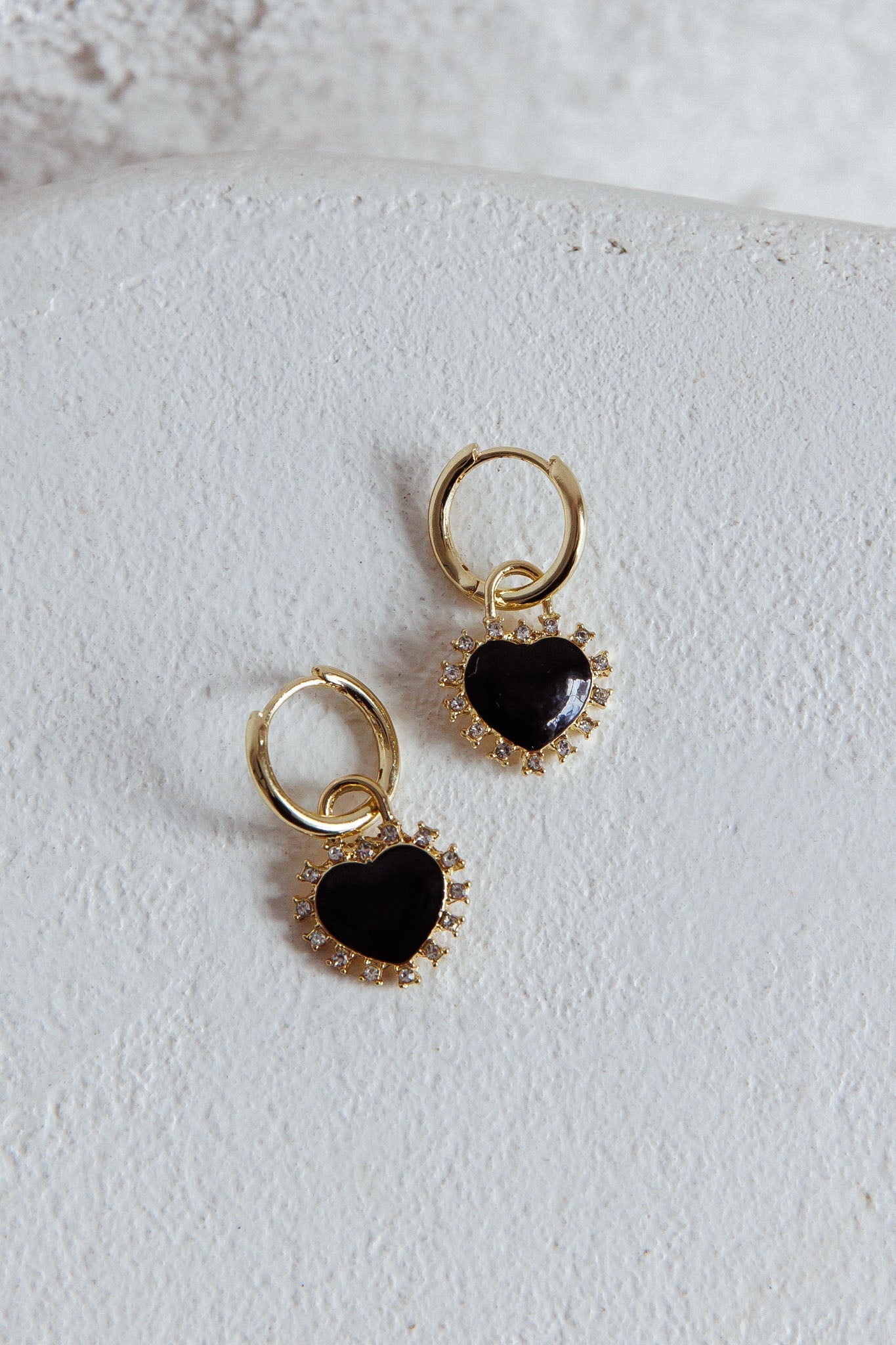 Boucles d'oreilles en émail cœur amoureux avec strass en or