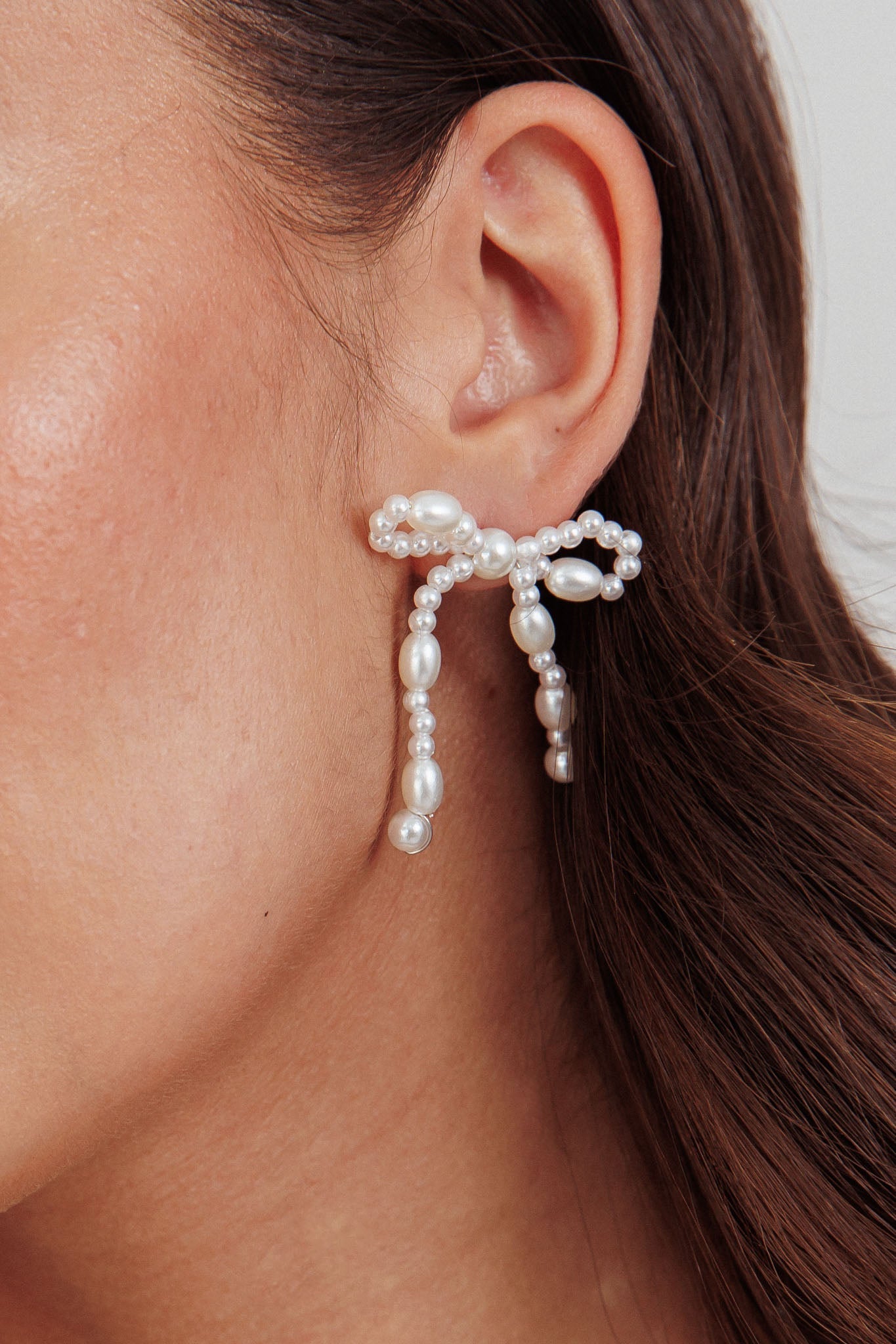 Boucles d'oreilles puces Anita avec nœud en perles