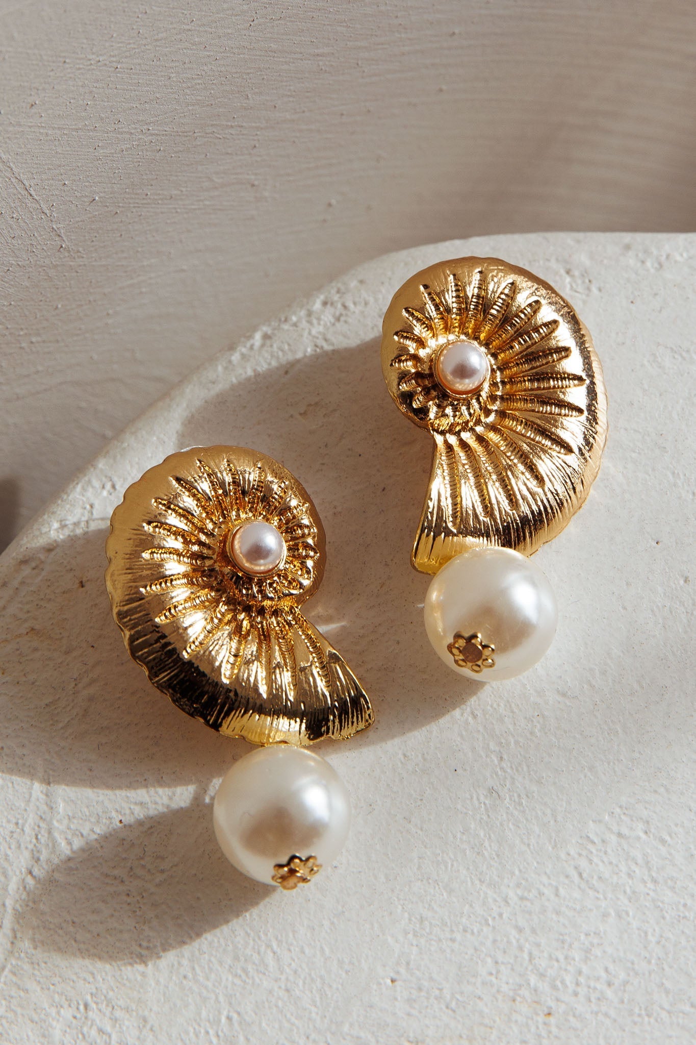 Boucles d'oreilles Memoir en coquillage et perles dorées