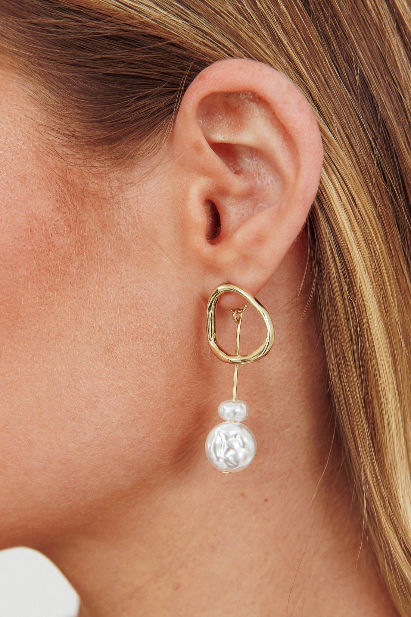 Boucles d'oreilles pendantes Amelie en perles dorées