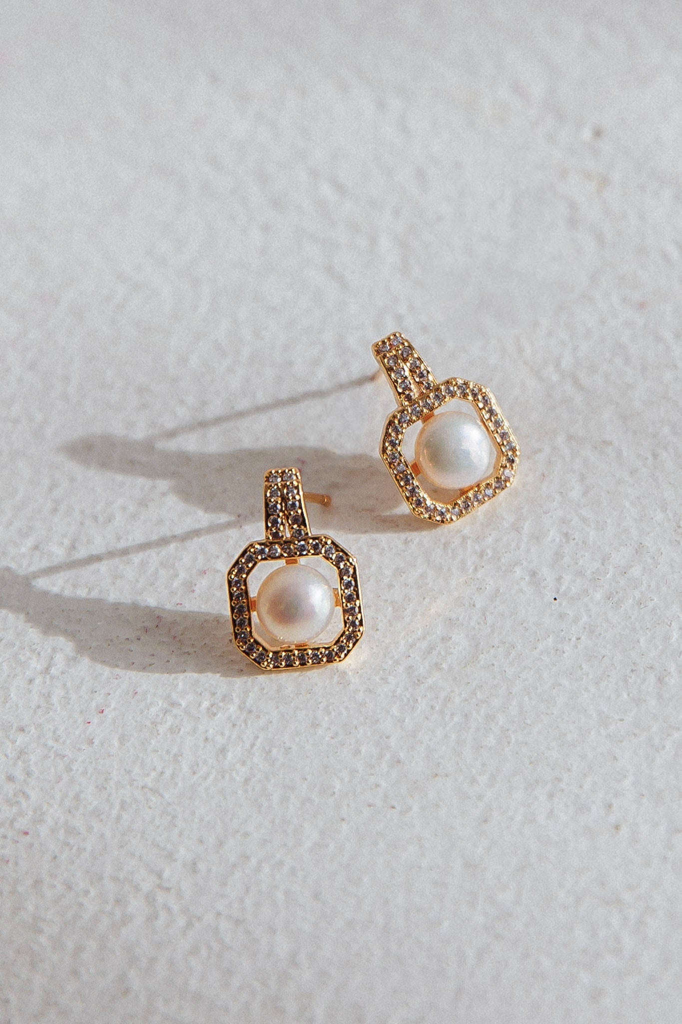 Boucles d'oreilles pendantes en zircon cubique et perles d'eau douce or