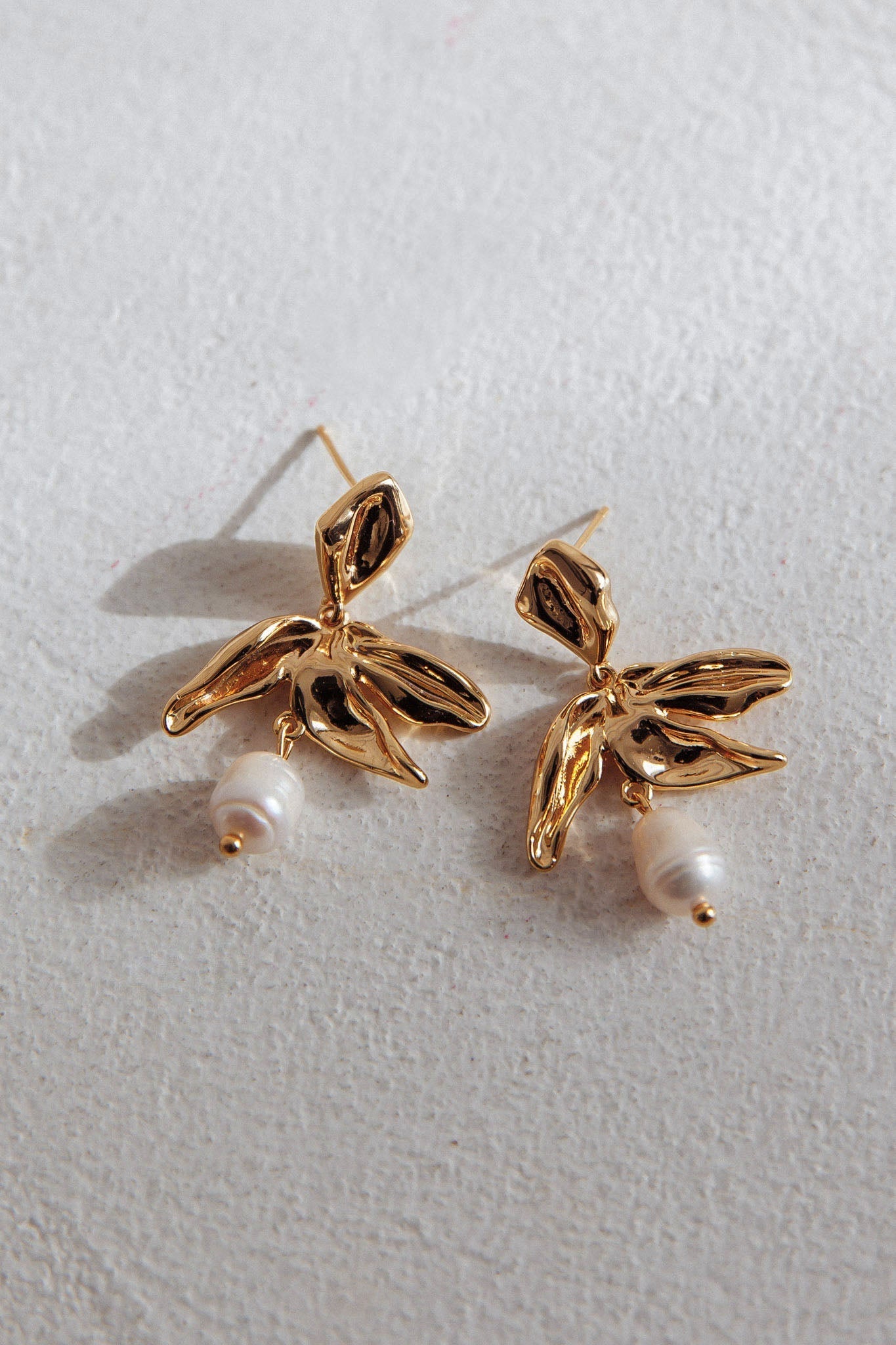 Boucles d'oreilles Lucie en forme de fleur avec perle en or