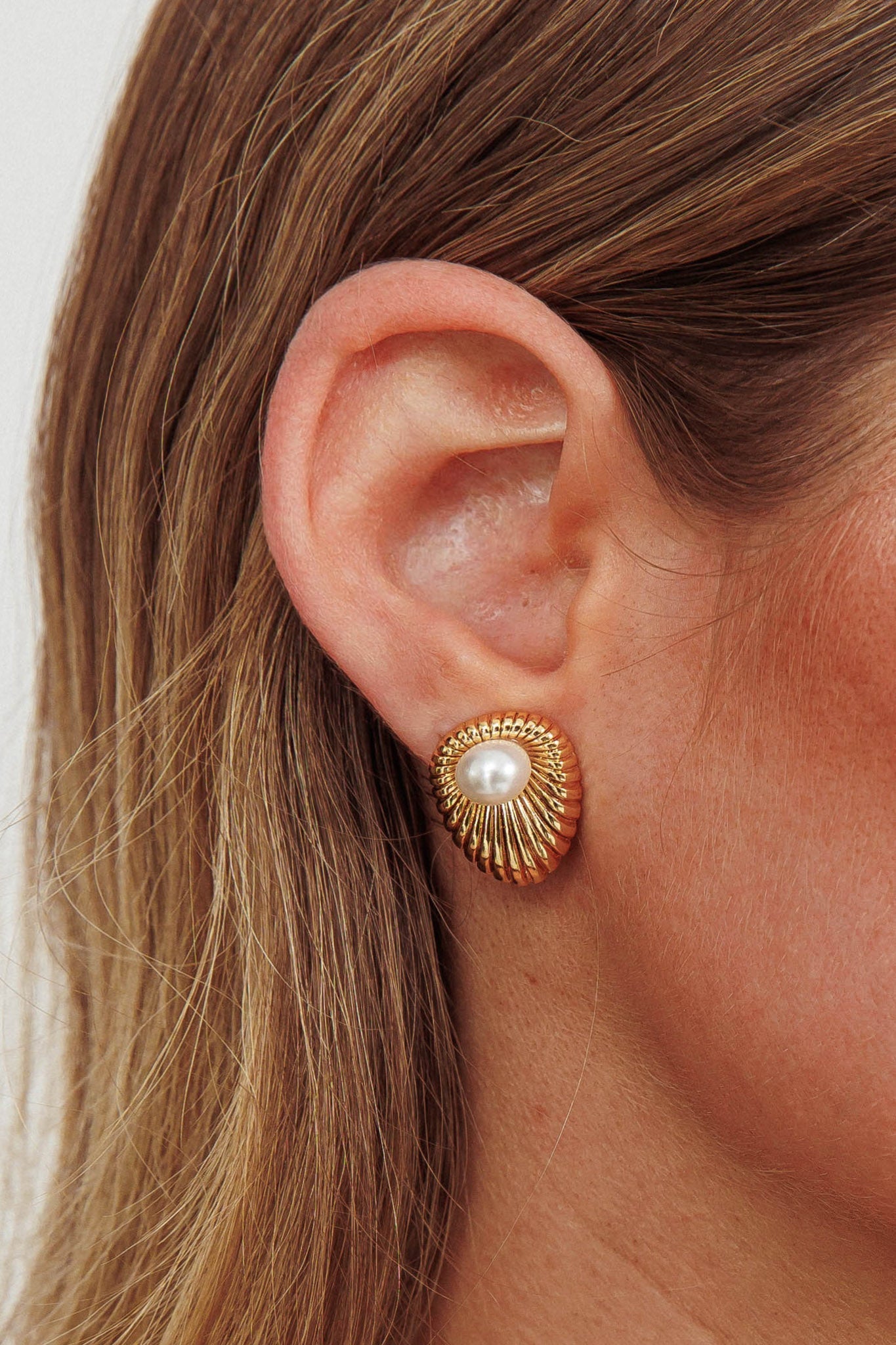Boucles d'oreilles puces Anika perles dorées