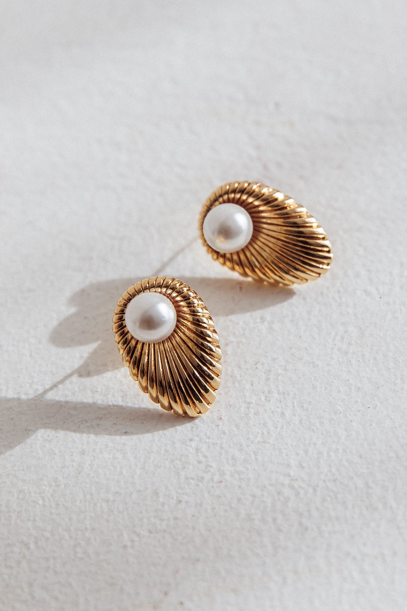 Boucles d'oreilles puces Anika perles dorées