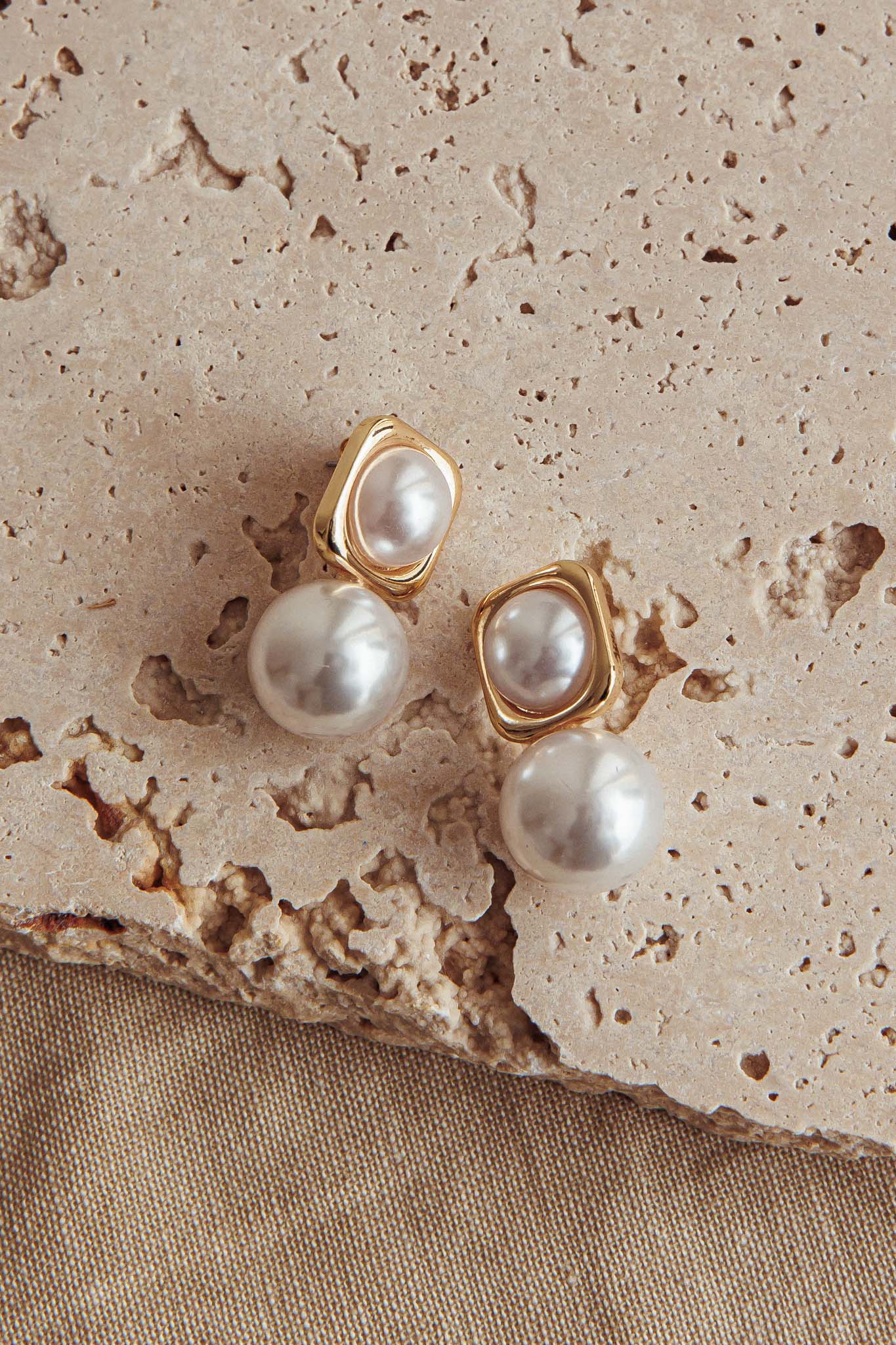 Boucles d'oreilles Clara en perles carrées dorées