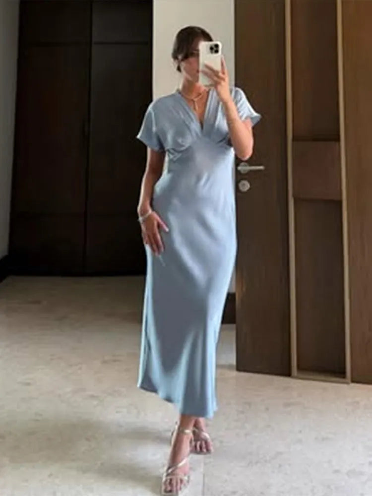 Louane | Robe Satinée & Décolleté Élégant