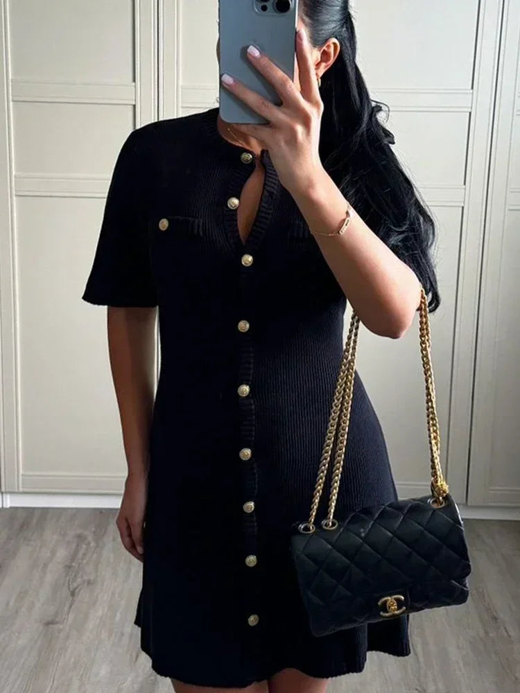 Kaia| Robe Pull Cintrée & Détails Boutonnés