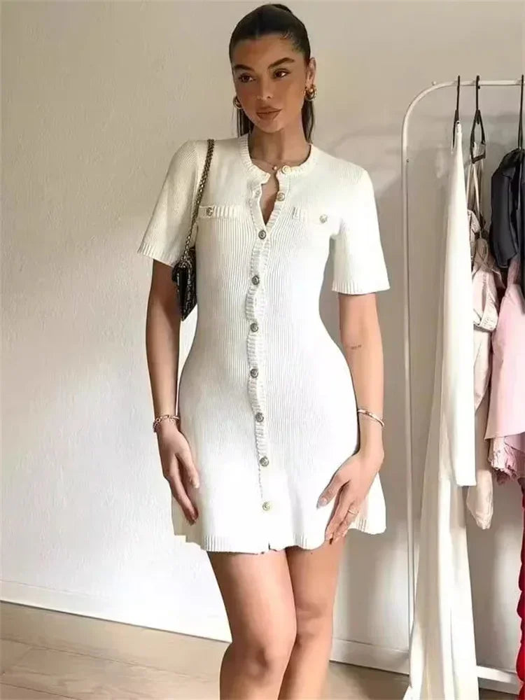 Kaia| Robe Pull Cintrée & Détails Boutonnés